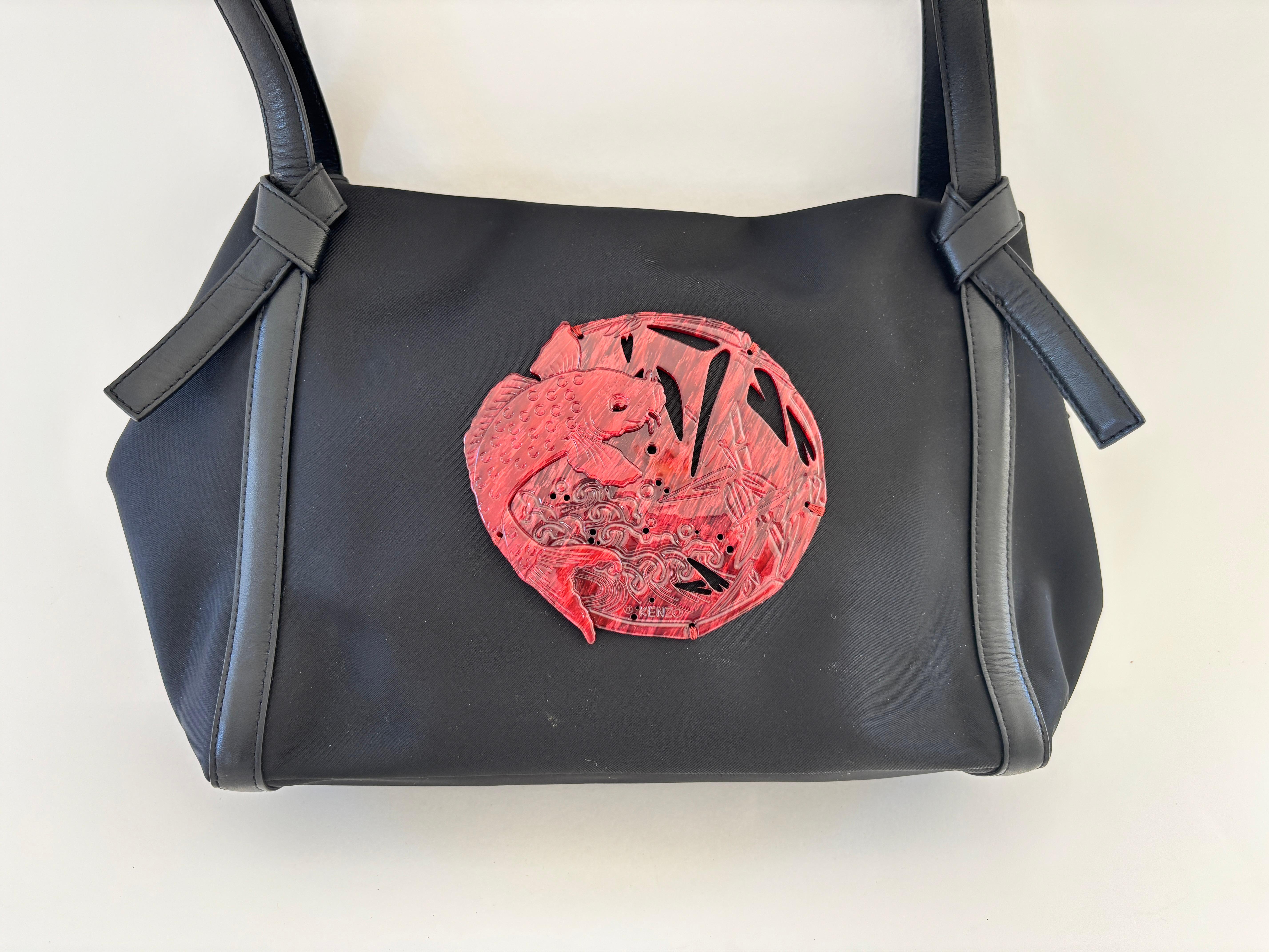 Kenzo Vintage Sac en Nylon Noir avec Poisson Koi en Résine 1990 en vente 6