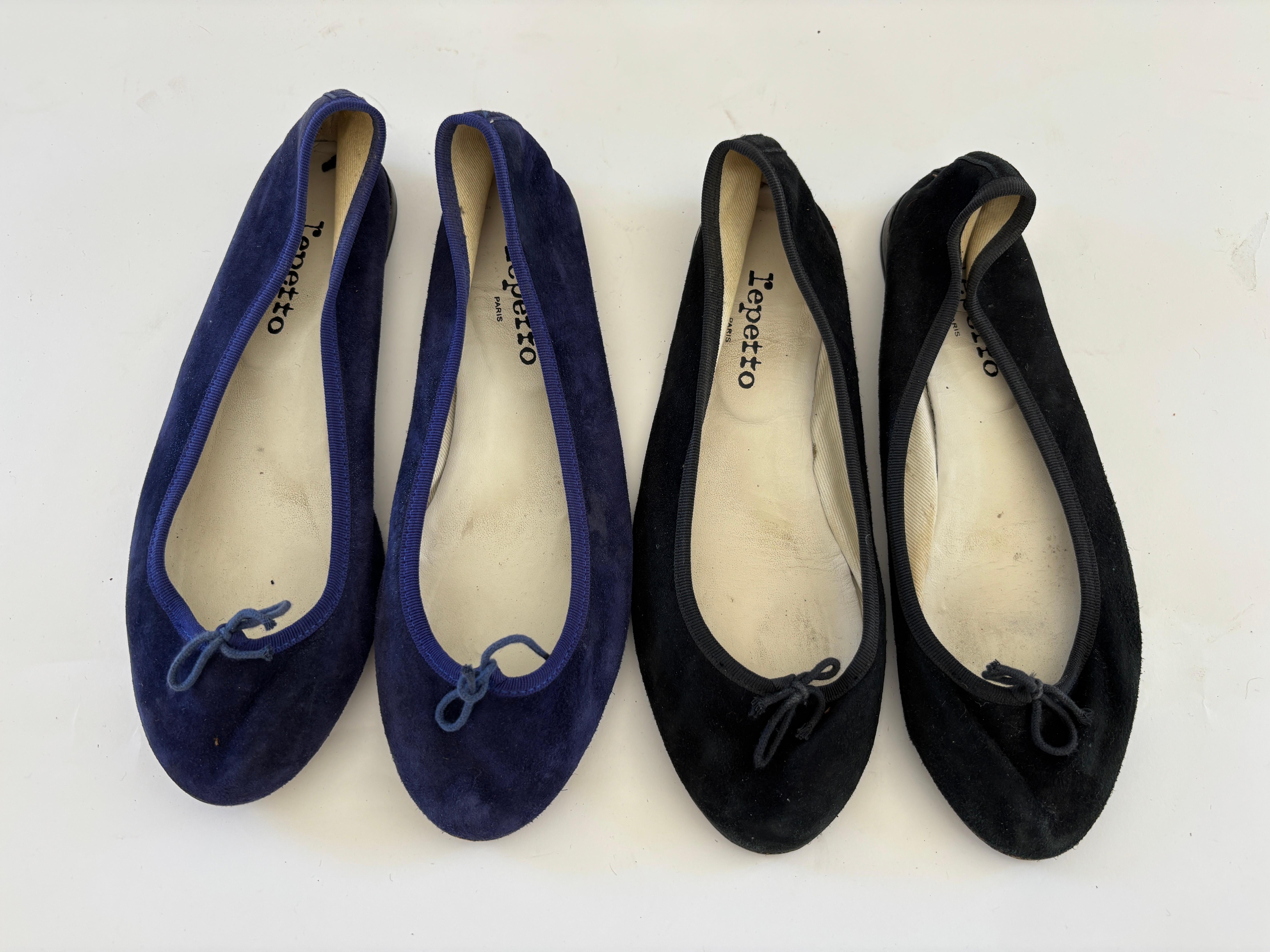 Repetto Ballerines en cuir.
2 paires de ballerines plates, 1 paire de ballerines bleues et une paire de ballerines noires.
Repetto - Ballerines en daim avec nœud bleu marine - Taille 41.
Confectionnées en daim bleu marine et dotées de bouts ronds et