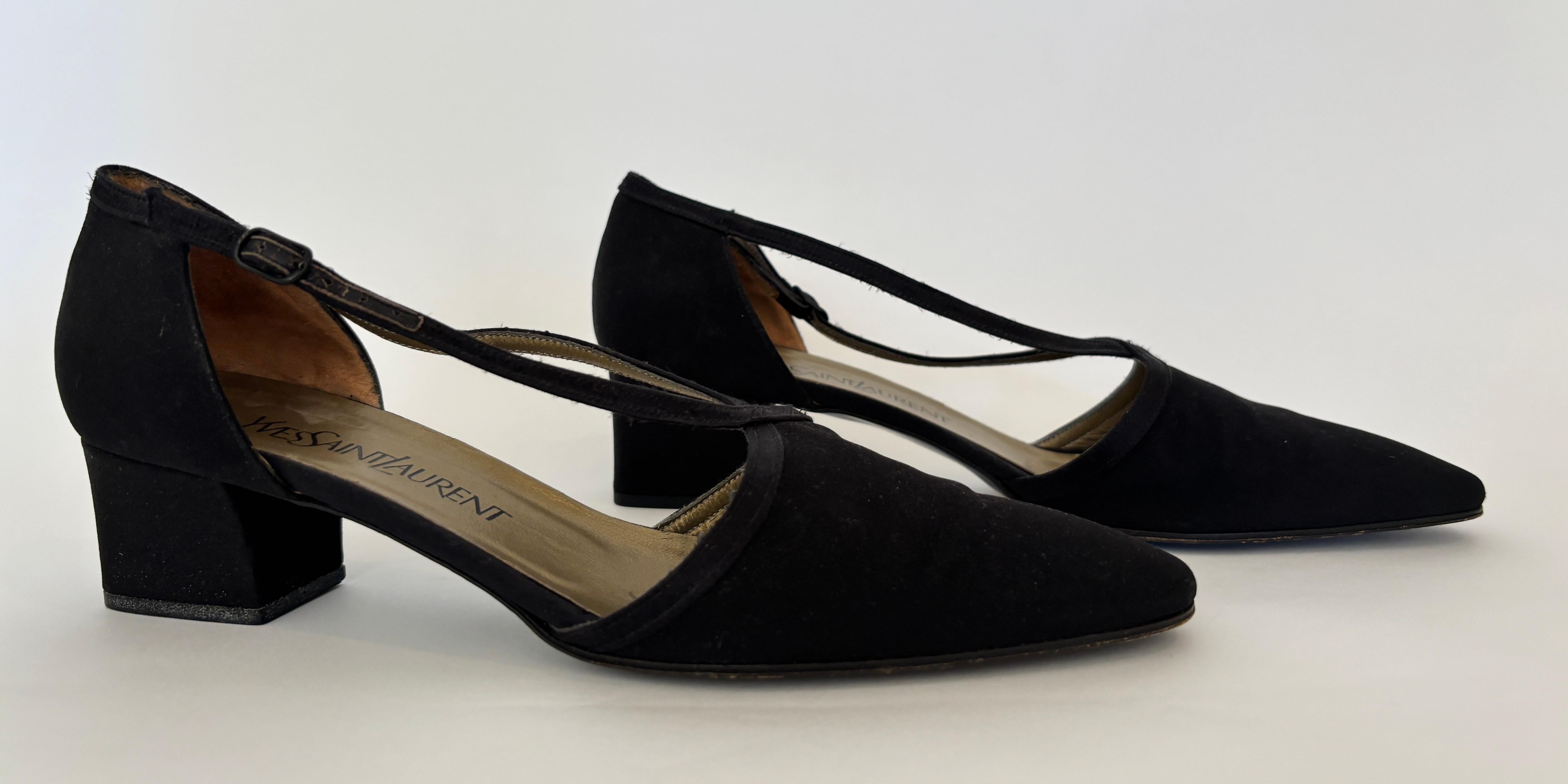 Noir Yves Saint Laurent Escarpins en daim noir avec brides à la cheville en vente