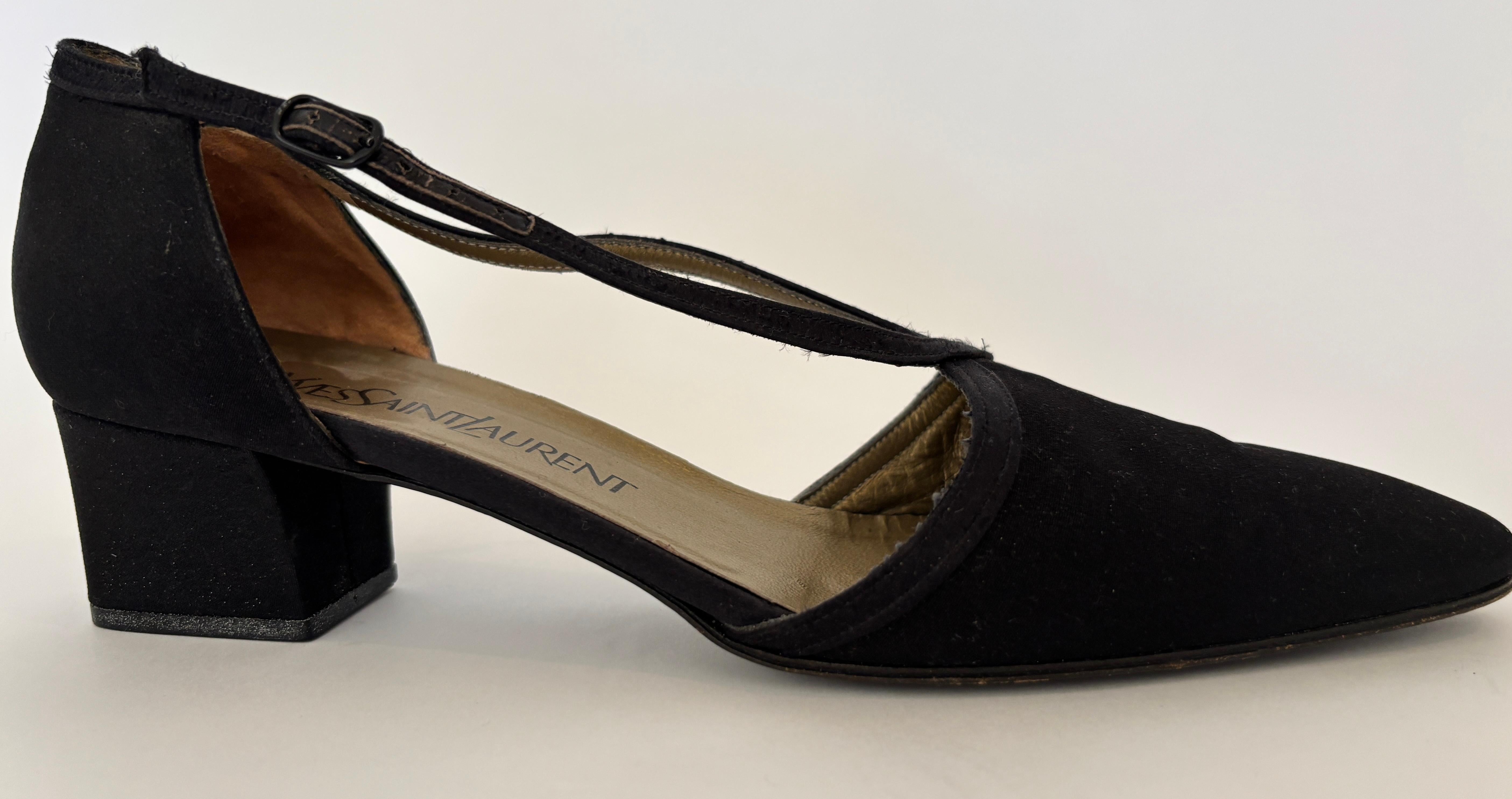 Yves Saint Laurent Escarpins en daim noir avec brides à la cheville Bon état - En vente à North Hollywood, CA