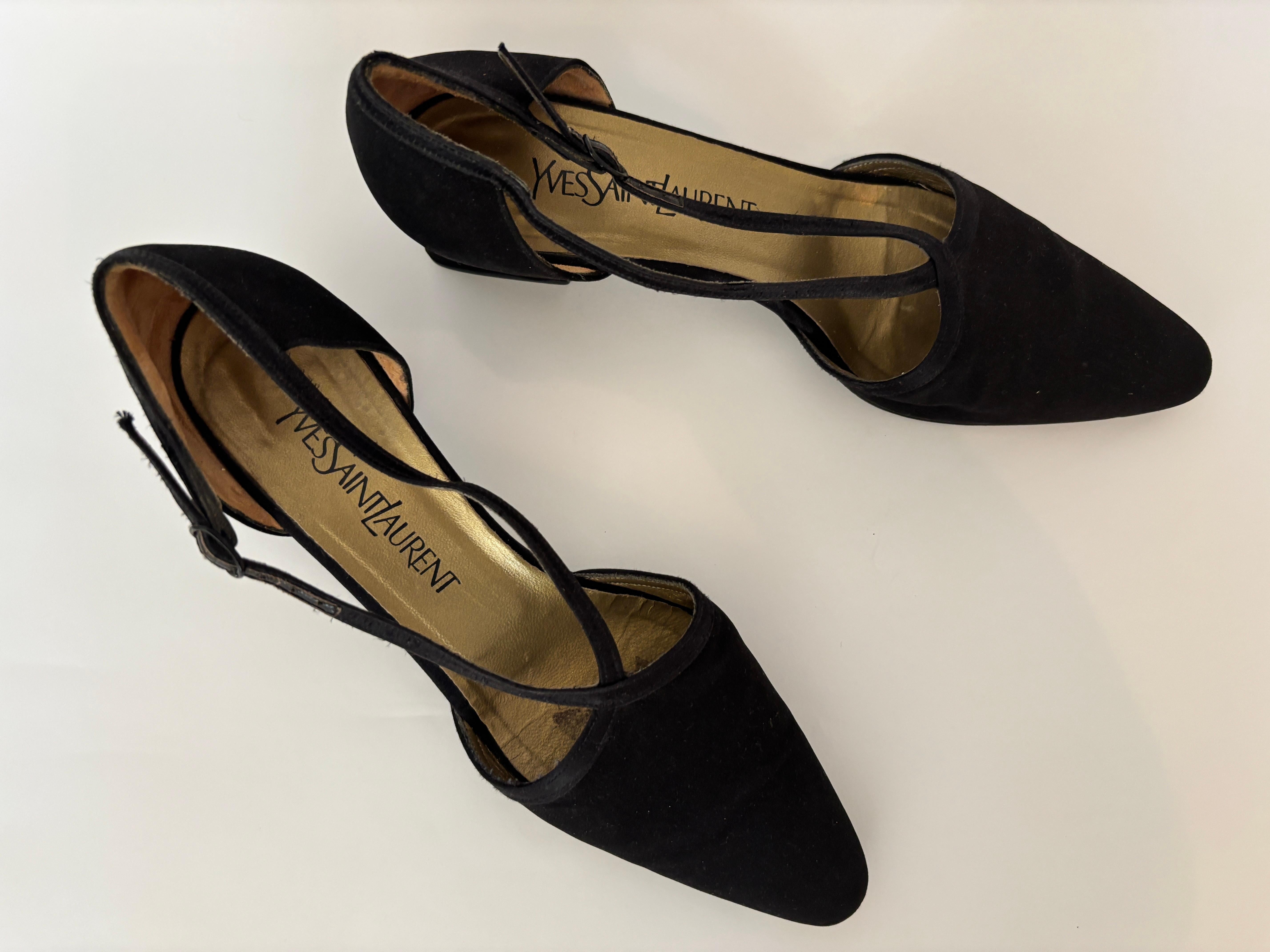 Vintage Yves Saint Laurent Silk Pumps - Talons de soirée en satin et daim noir avec bride de cheville, 1980
Entrez dans l'élégance intemporelle avec ces escarpins vintage Yves Saint Laurent, fabriqués en Italie dans les années 1980. Ces chaussures