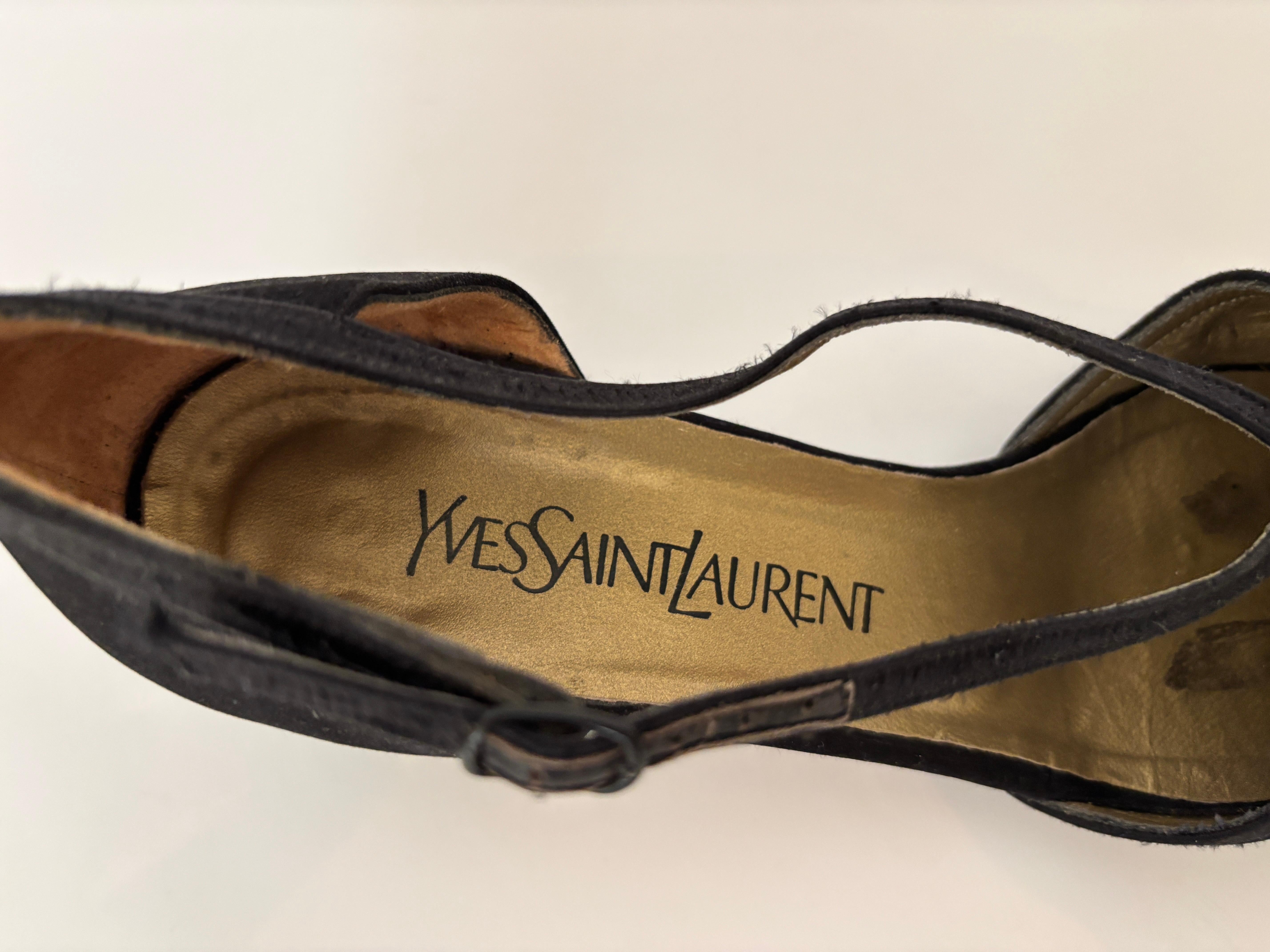 Yves Saint Laurent Escarpins en daim noir avec brides à la cheville Pour femmes en vente