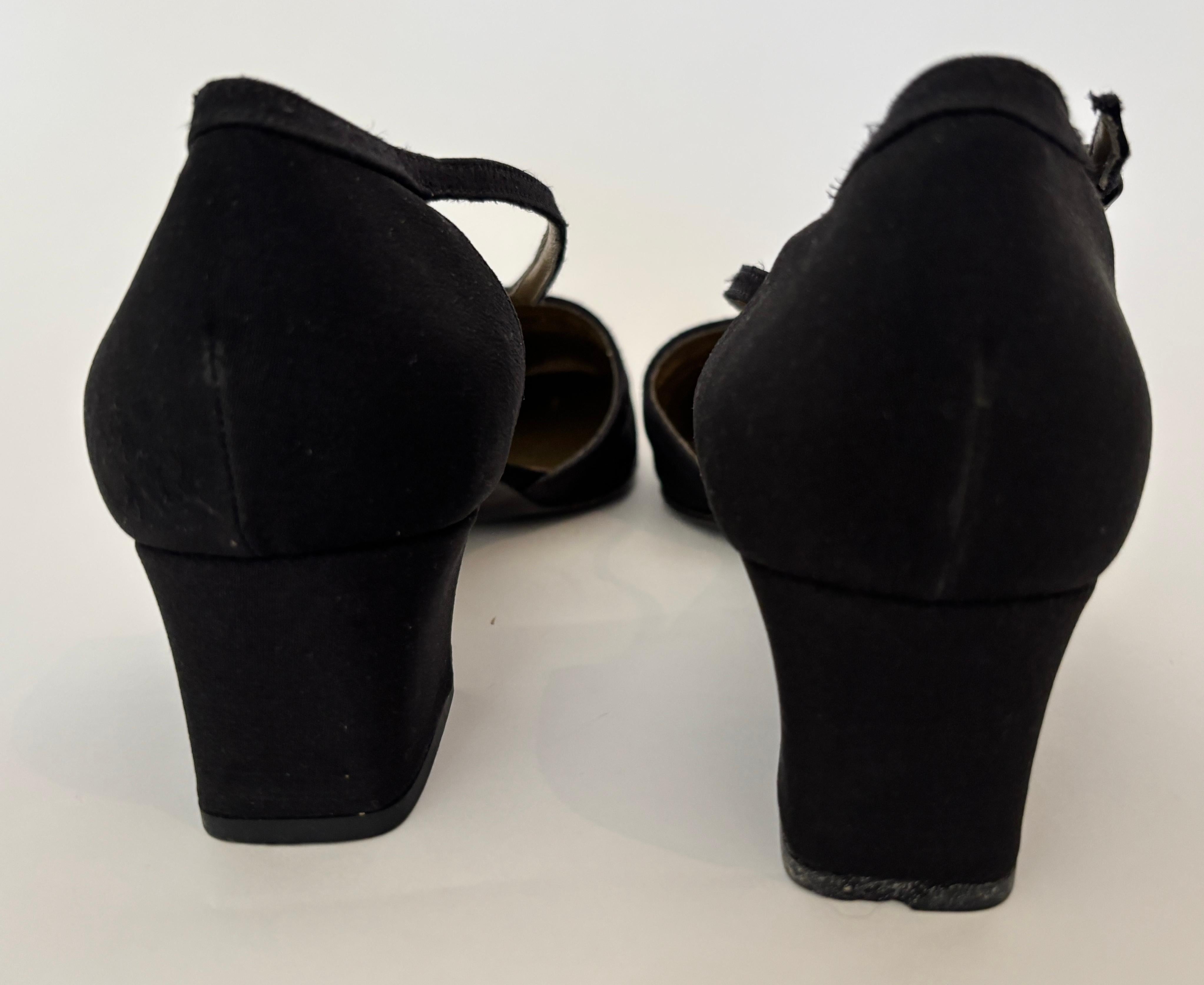 Yves Saint Laurent Escarpins en daim noir avec brides à la cheville en vente 3