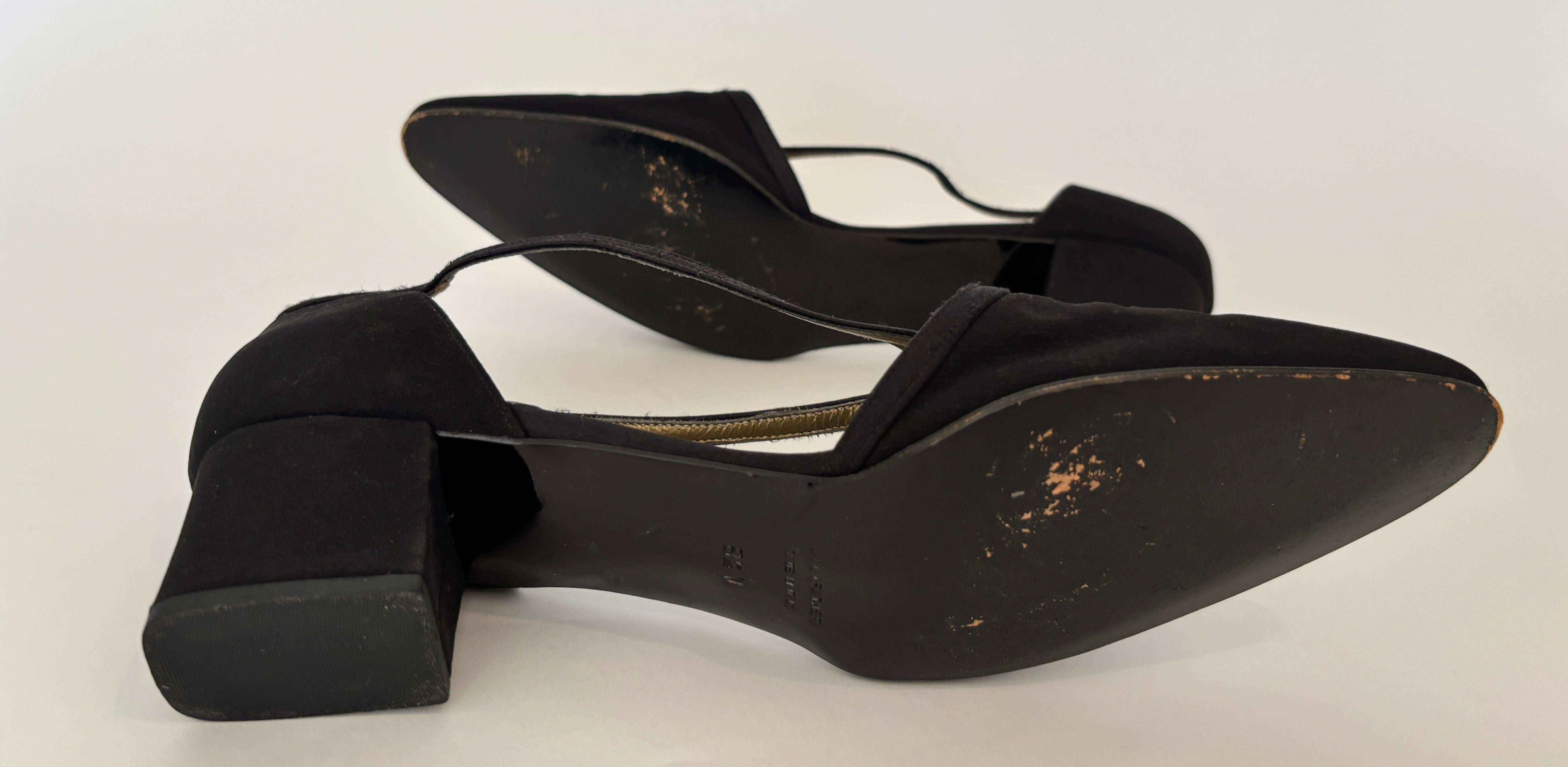 Yves Saint Laurent Escarpins en daim noir avec brides à la cheville en vente 4