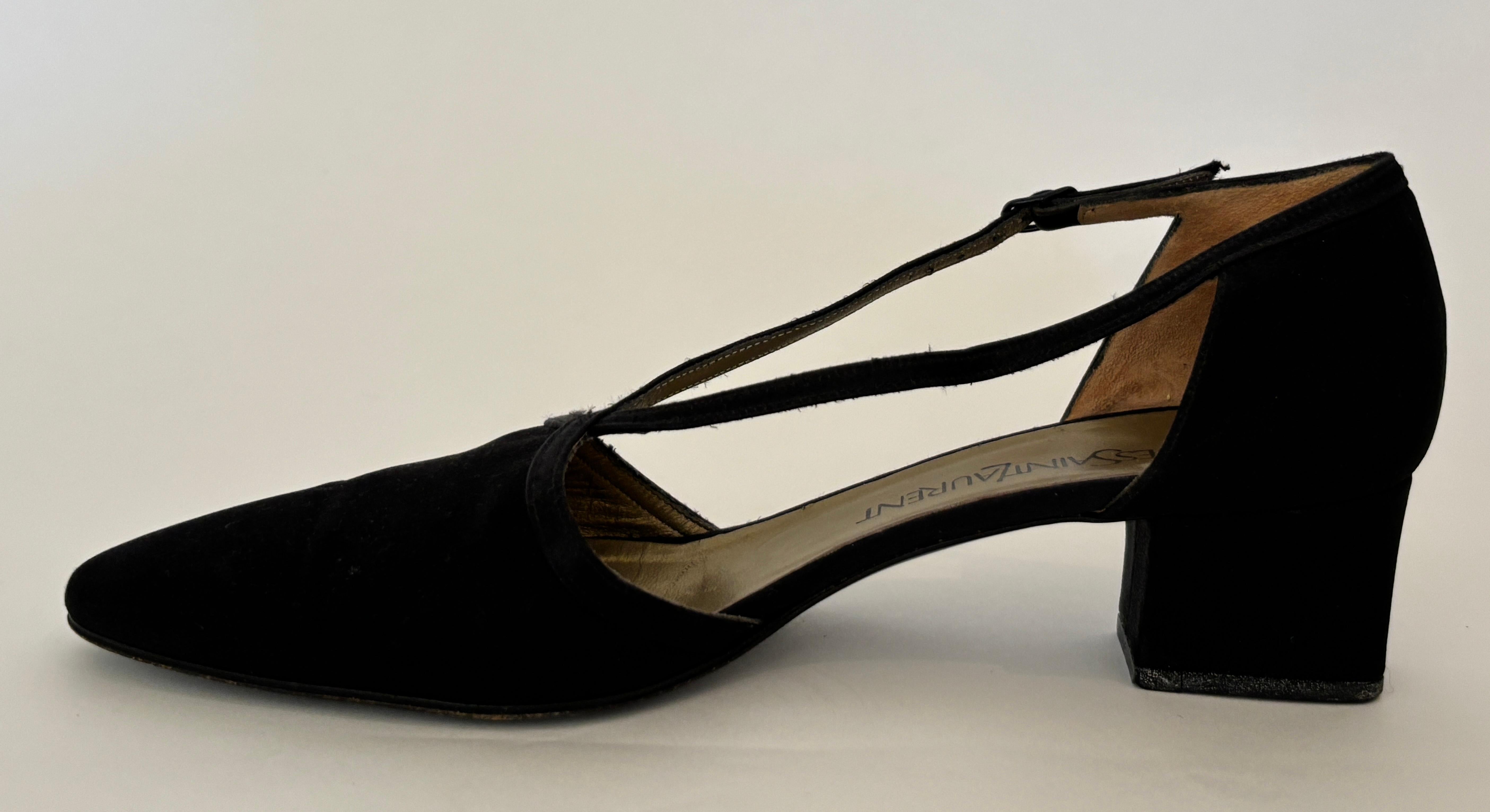 Yves Saint Laurent Escarpins en daim noir avec brides à la cheville en vente 9