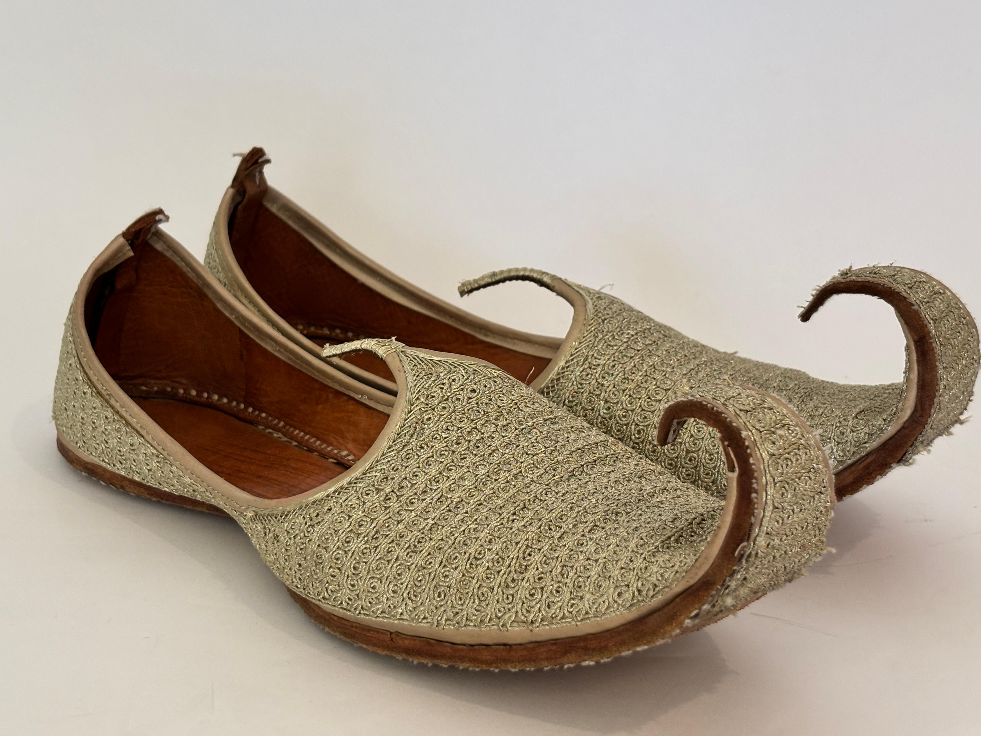 Marron Chaussures mogholes en cuir brodé d'or en vente