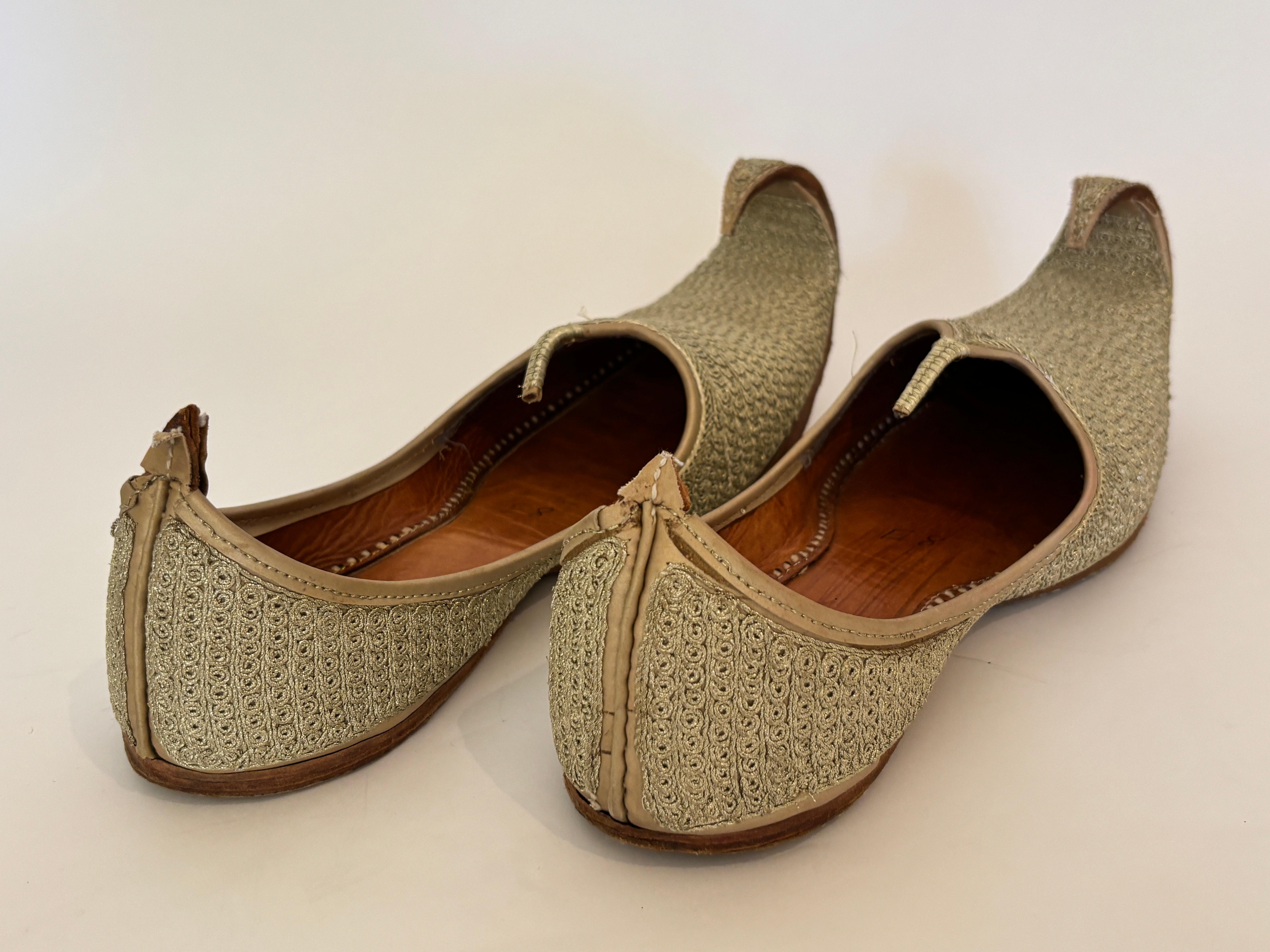 Chaussures mogholes en cuir brodé d'or en vente 1