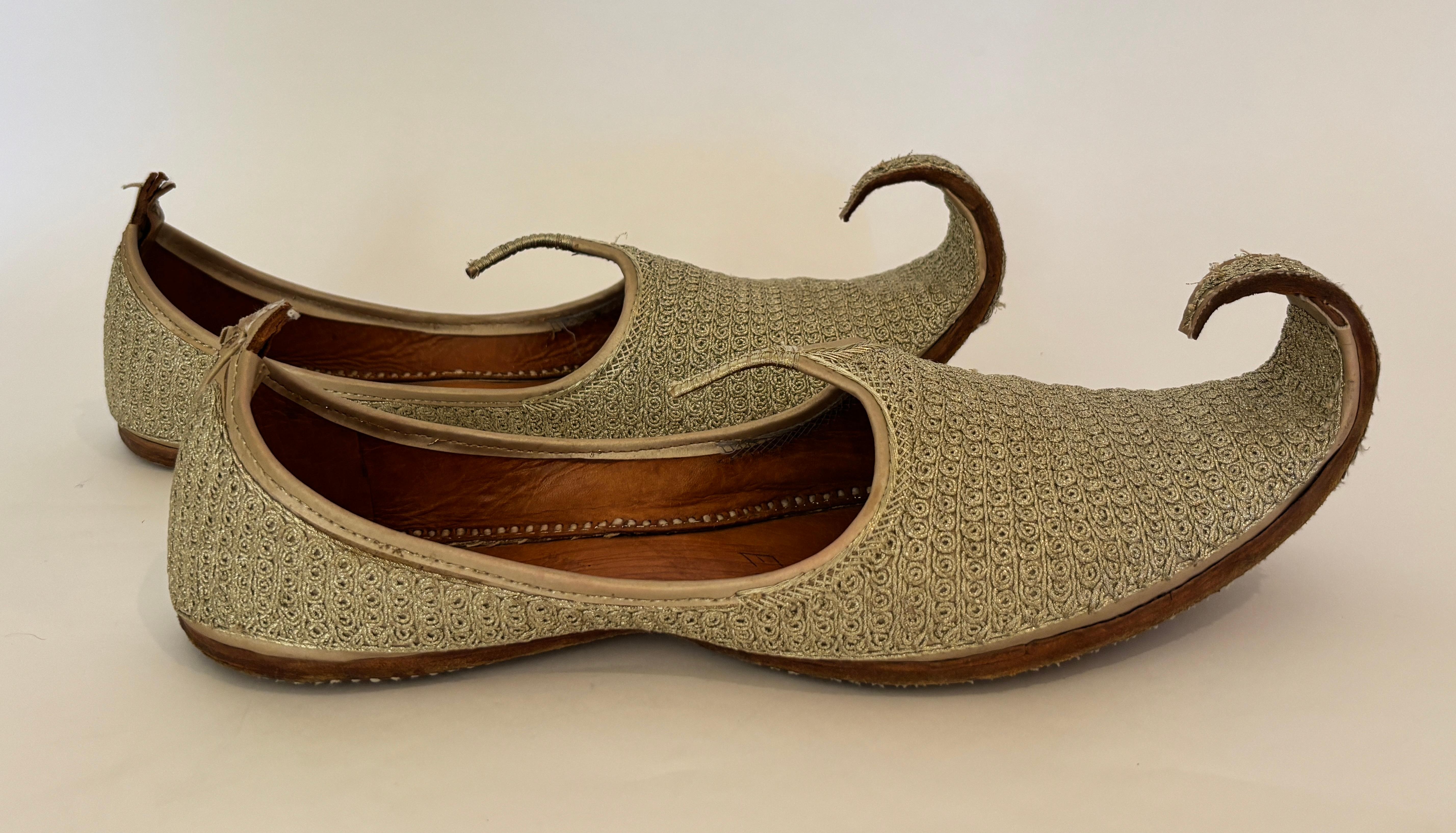 Chaussures mogholes en cuir brodé d'or Bon état - En vente à North Hollywood, CA