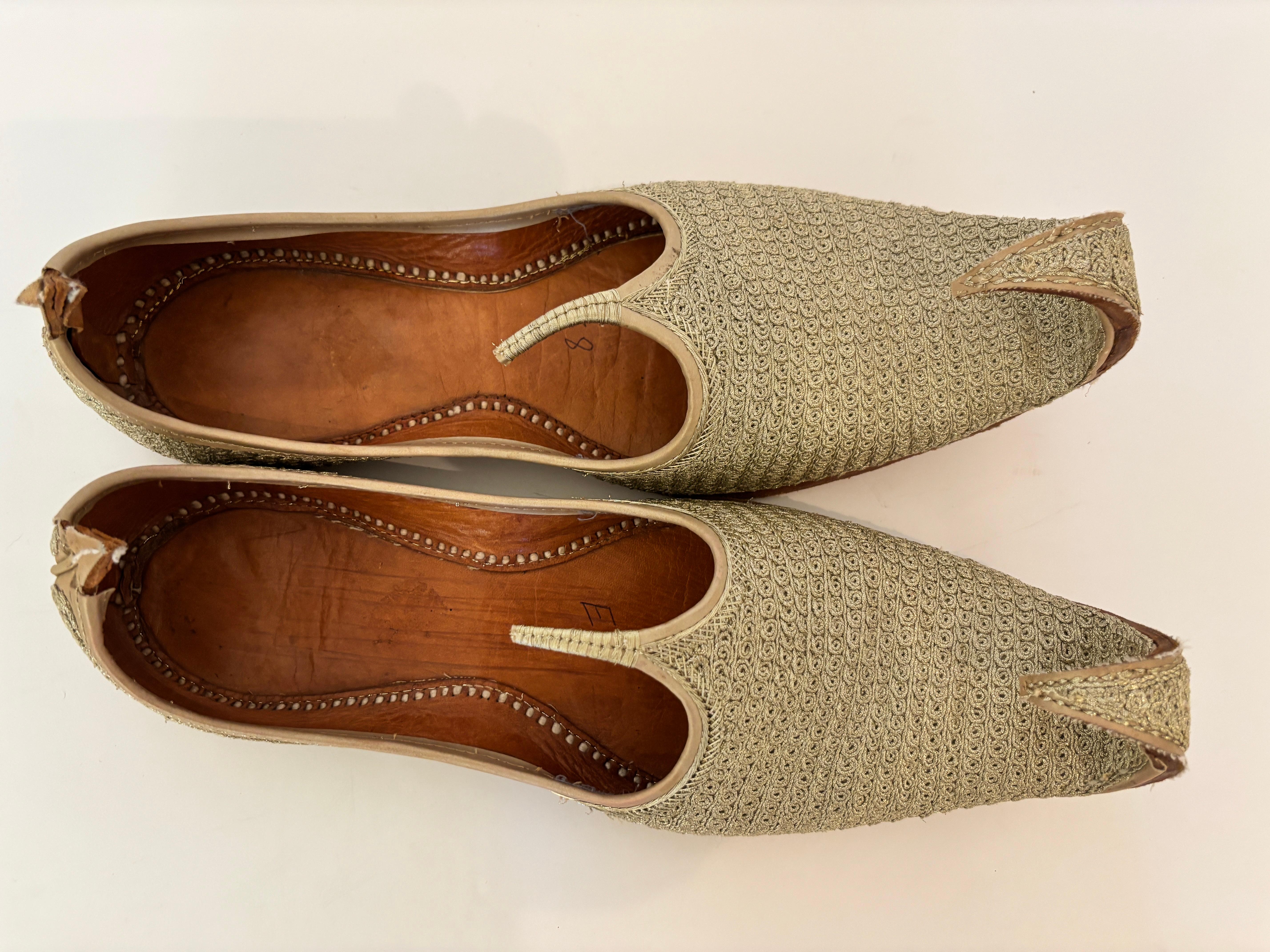 Chaussures mogholes en cuir brodé d'or Pour hommes en vente