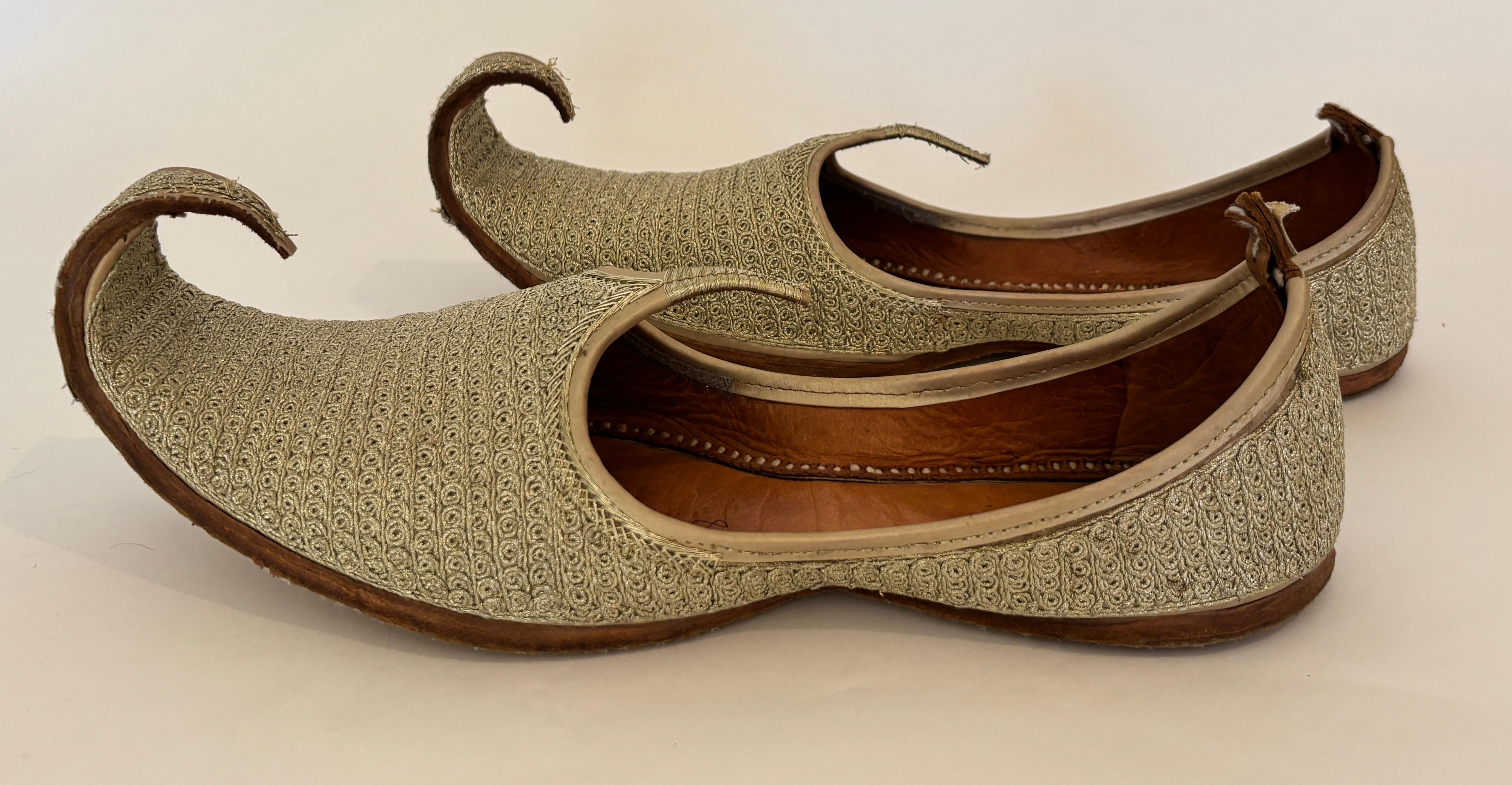 Chaussures mogholes en cuir brodé d'or en vente 3