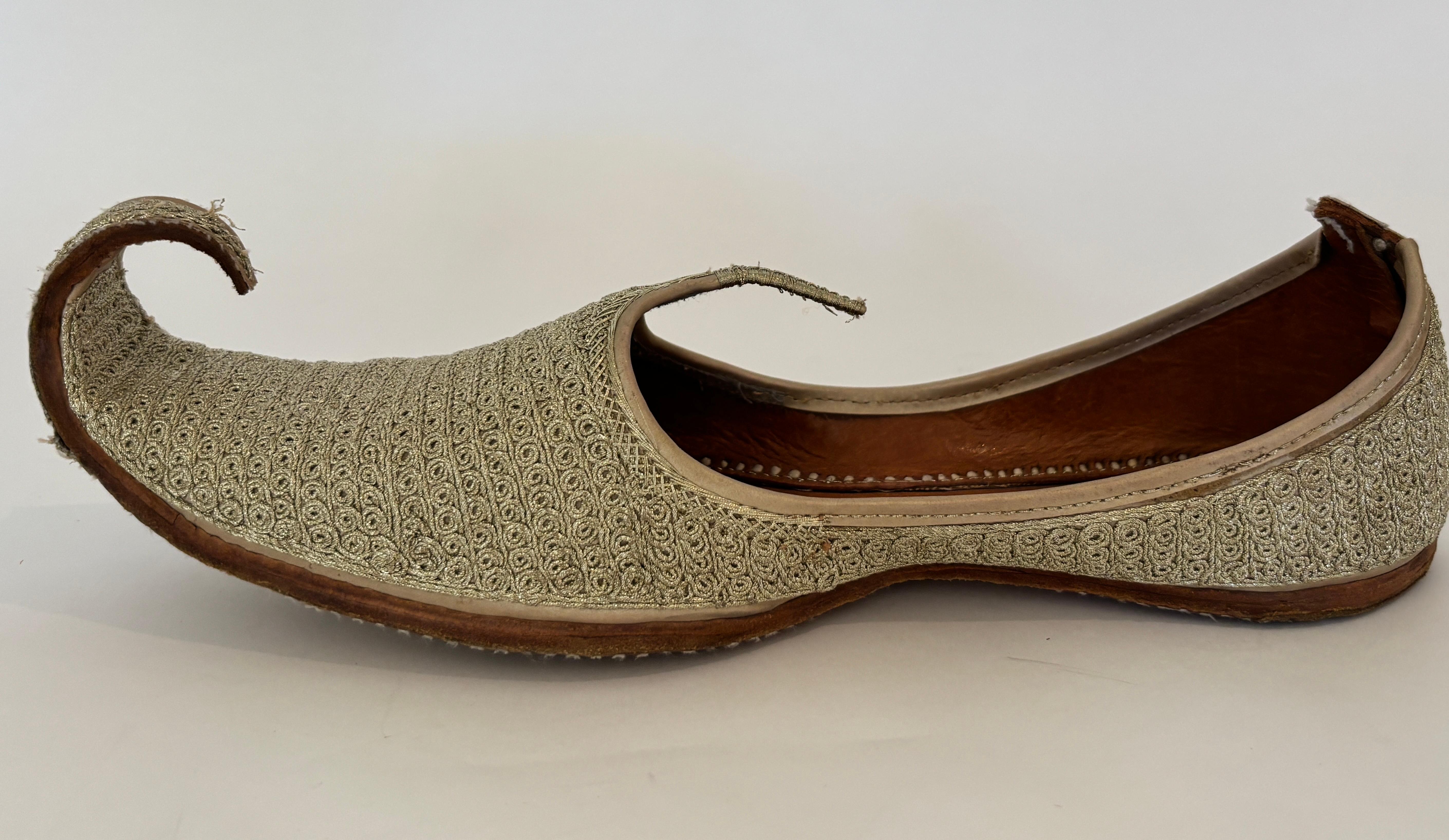 Chaussures mogholes en cuir brodé d'or en vente 6