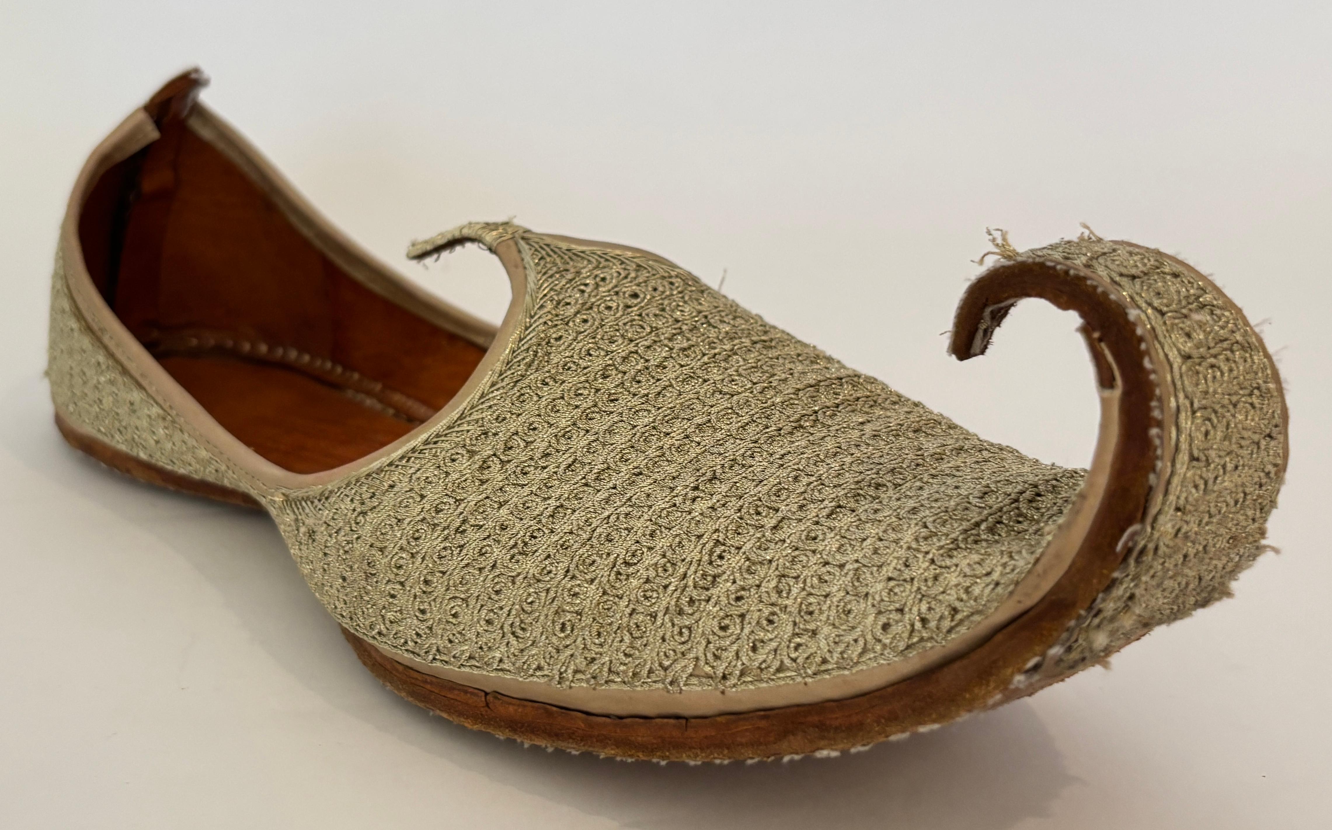 Chaussures mogholes en cuir brodé d'or en vente 8