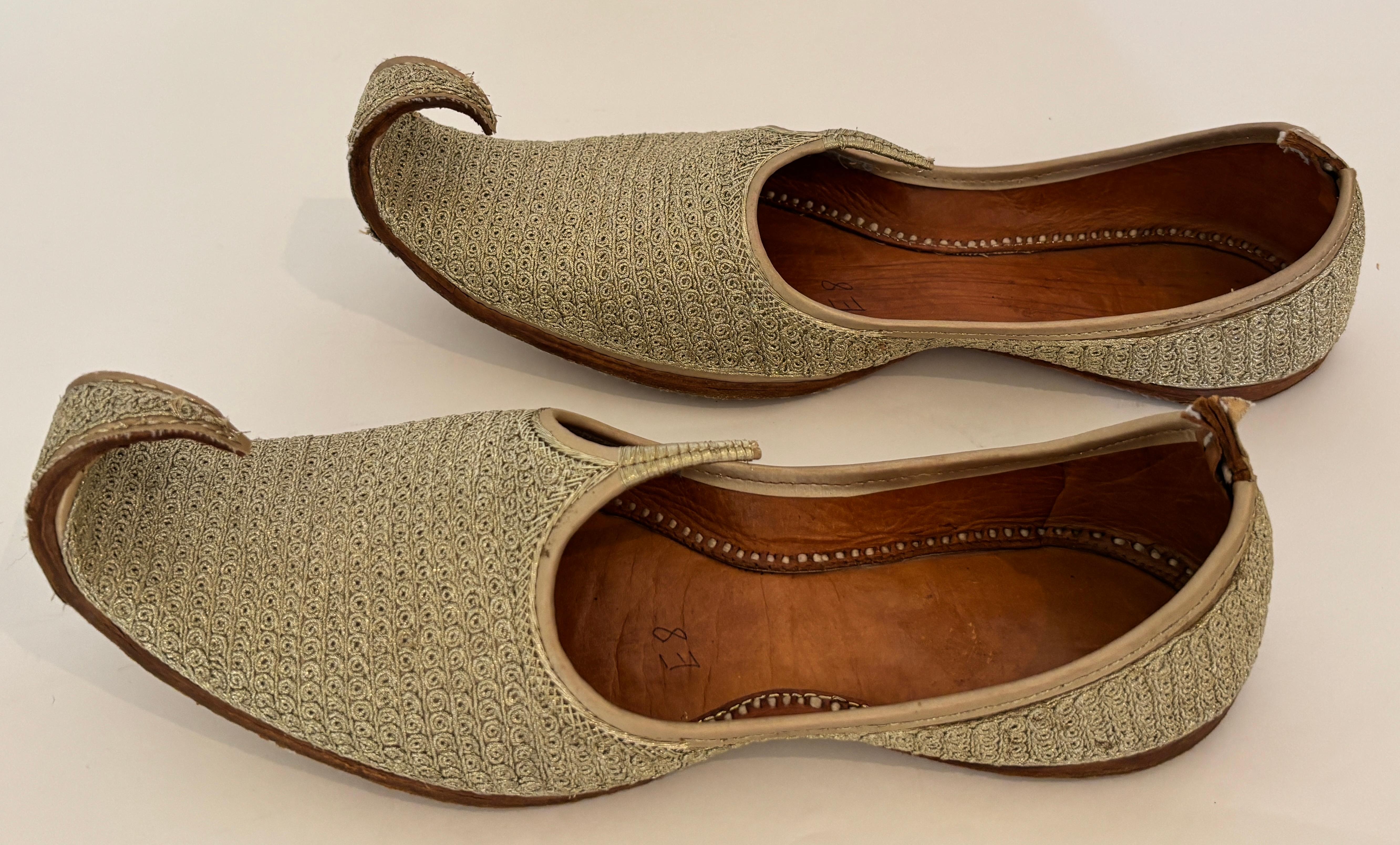 Chaussures mogholes en cuir brodé d'or en vente 4