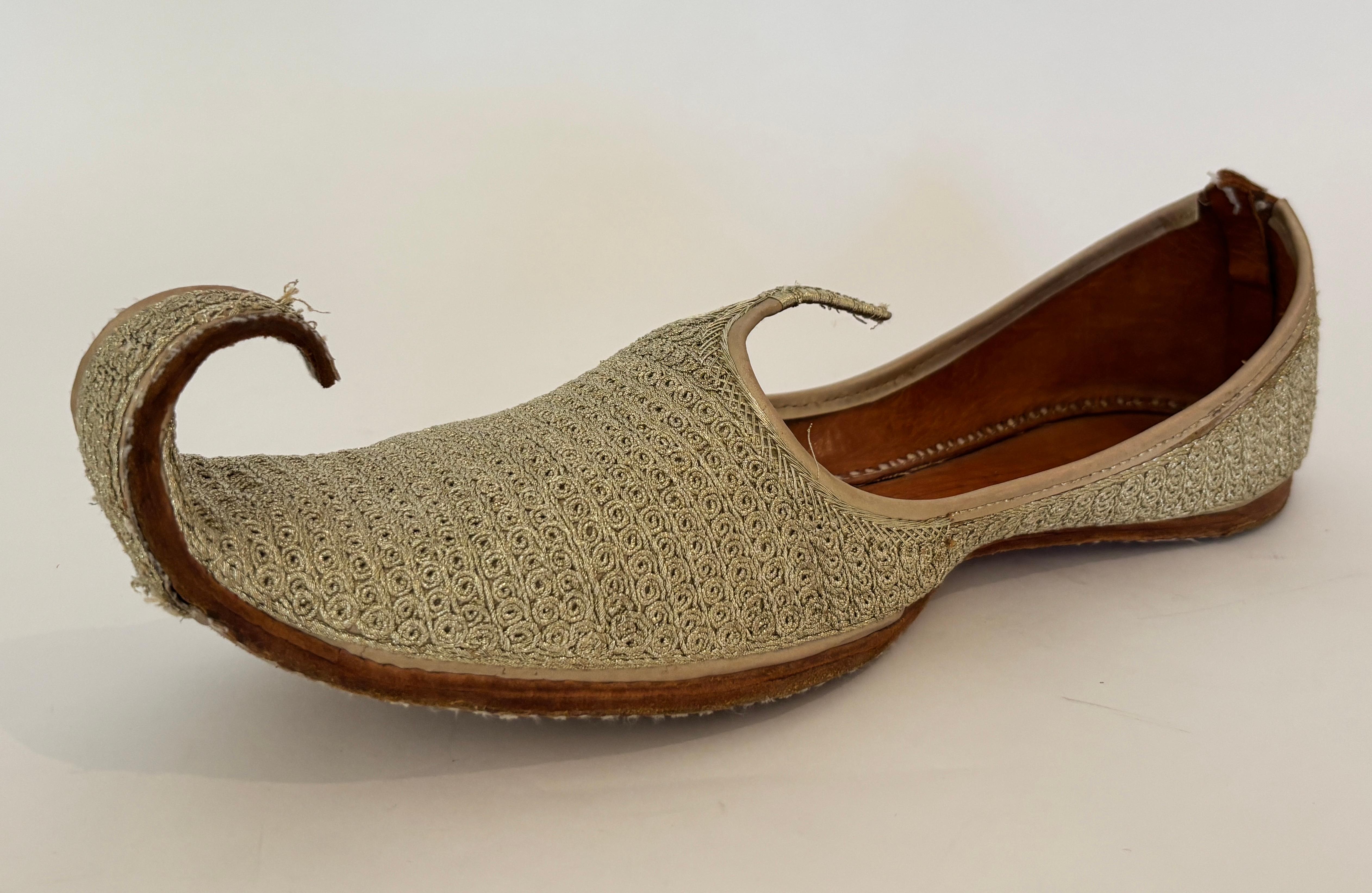 Chaussures mogholes en cuir brodé d'or en vente 7