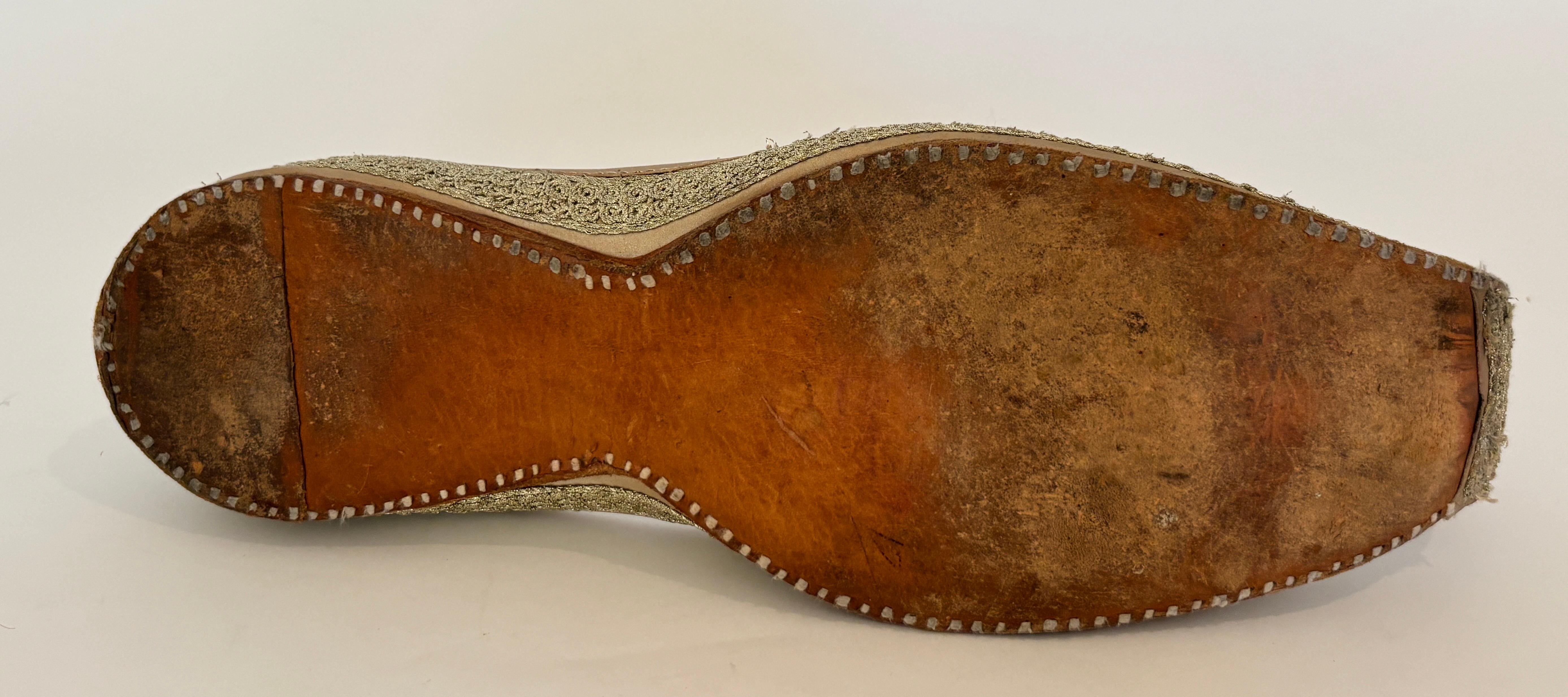 Chaussures mogholes en cuir brodé d'or en vente 10