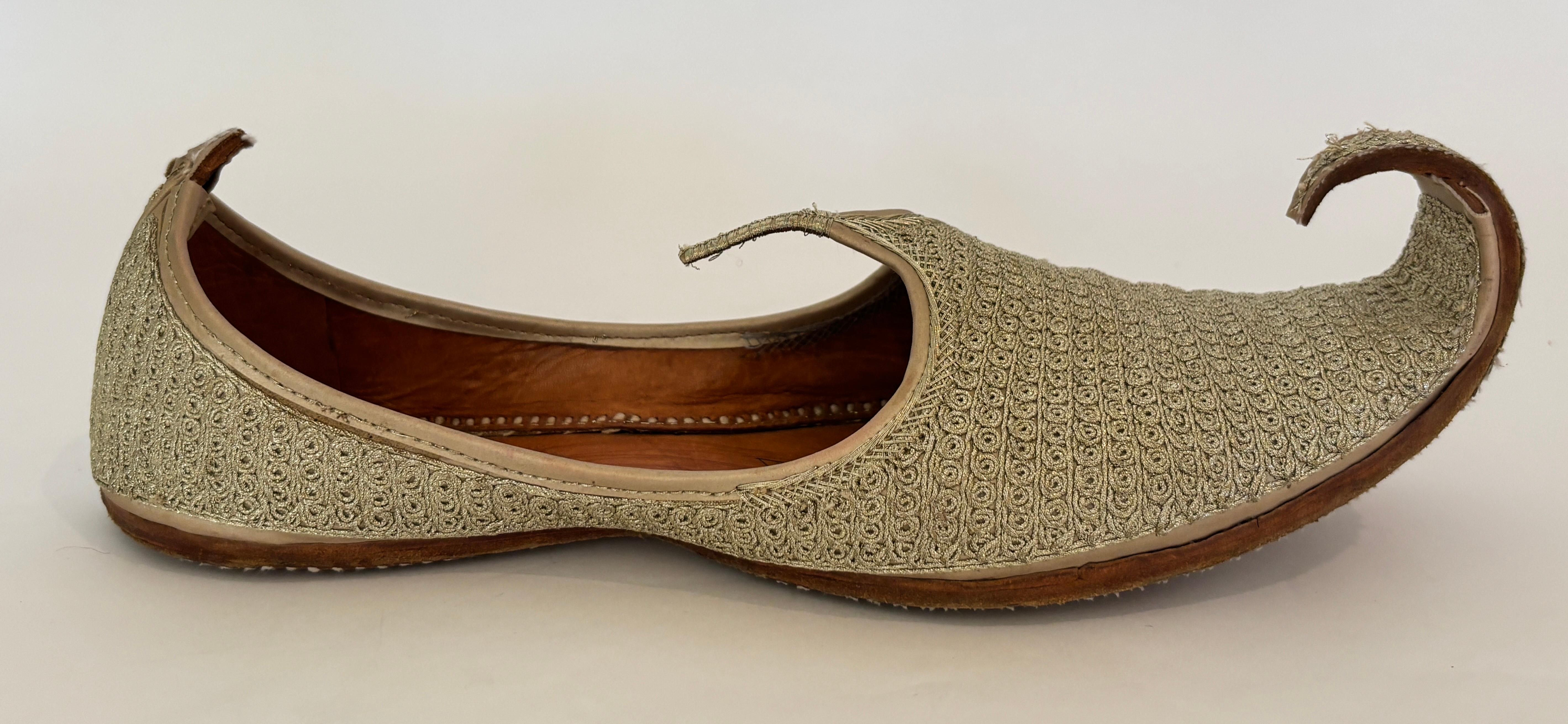 Chaussures mogholes en cuir brodé d'or en vente 9