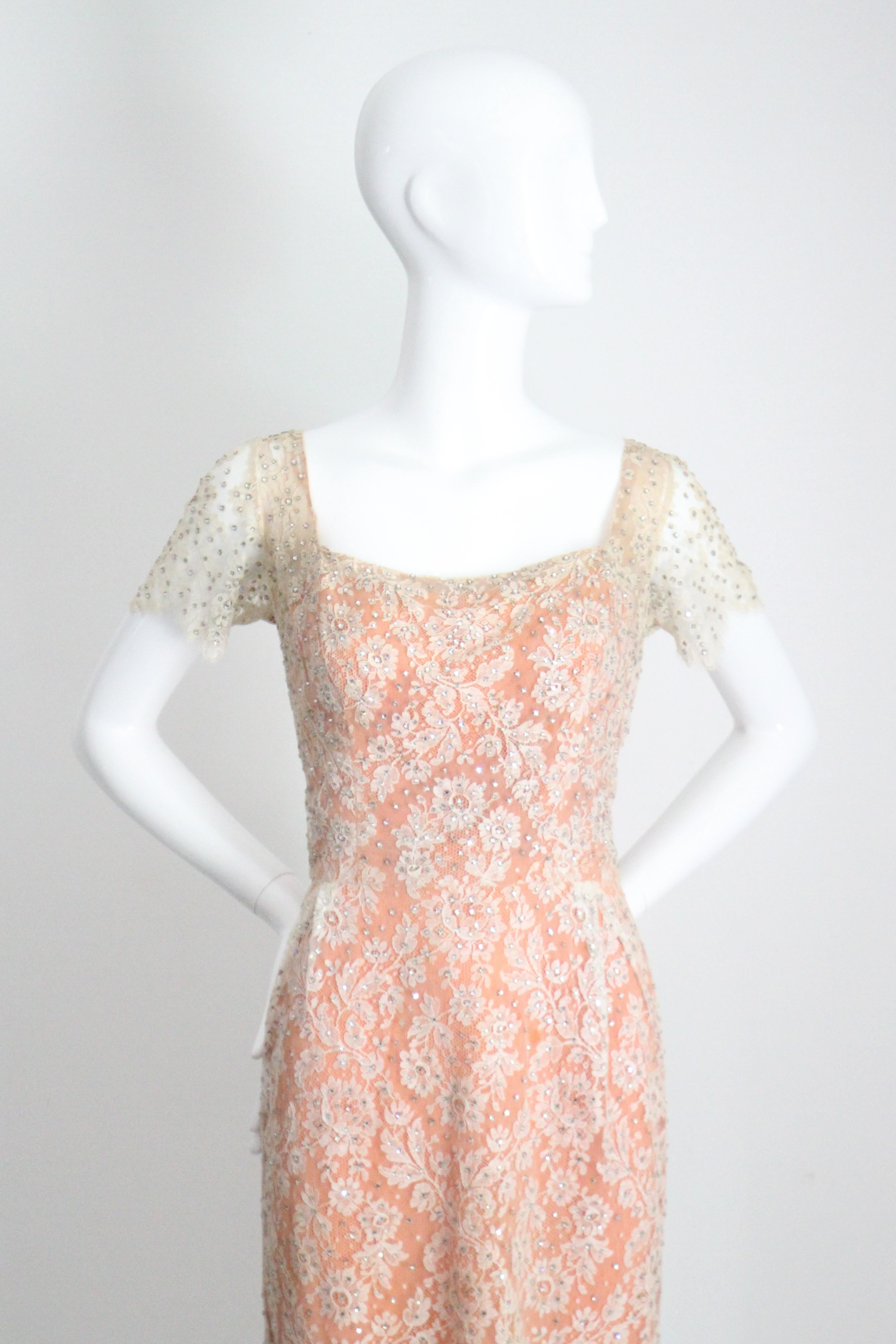 Vintage 1950er Howard Greer Kleid mit Spitze und Strassverzierung, UK 8 US 4 (Beige) im Angebot