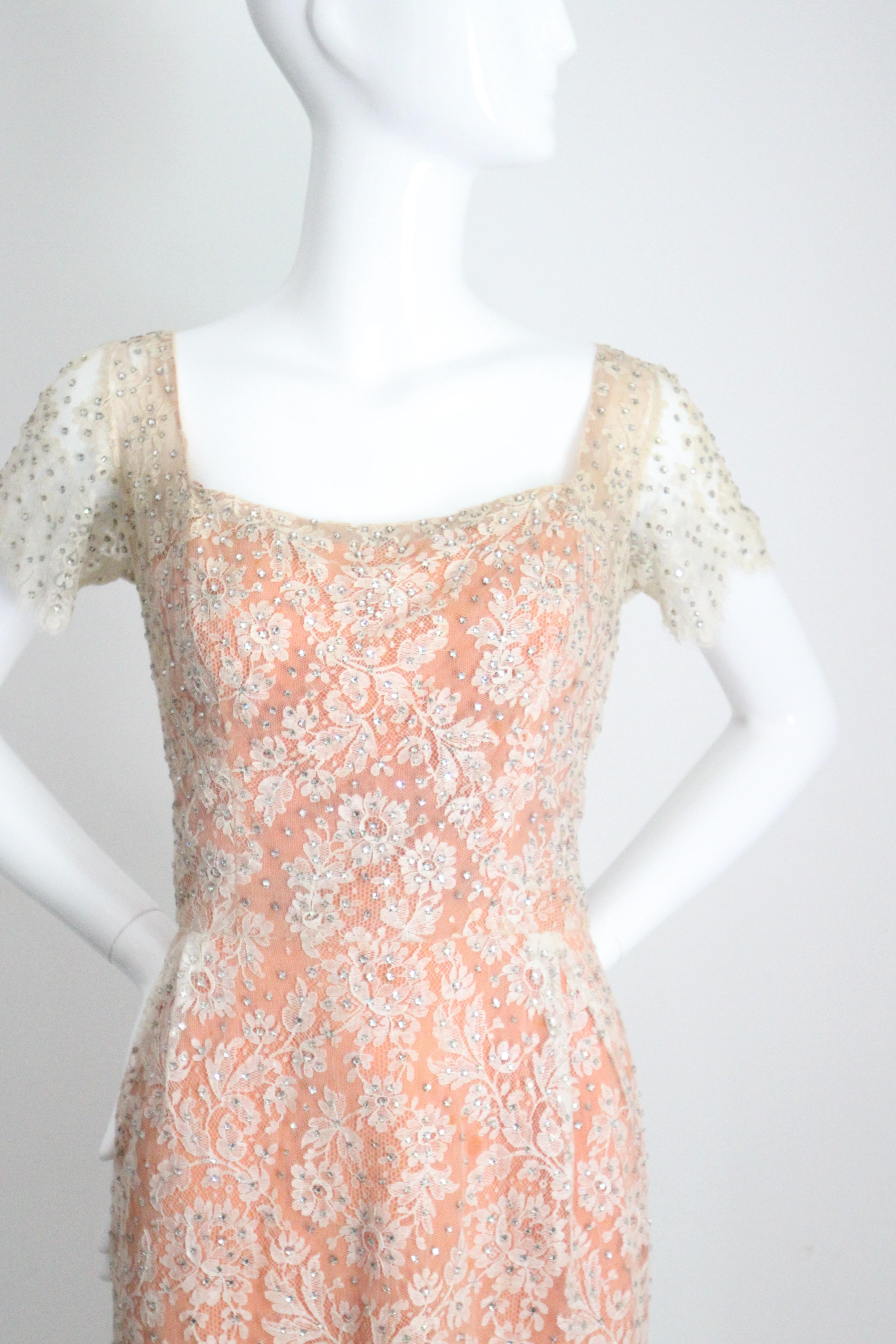 Vintage 1950er Howard Greer Kleid mit Spitze und Strassverzierung, UK 8 US 4 im Zustand „Gut“ im Angebot in Cheltenham, GB