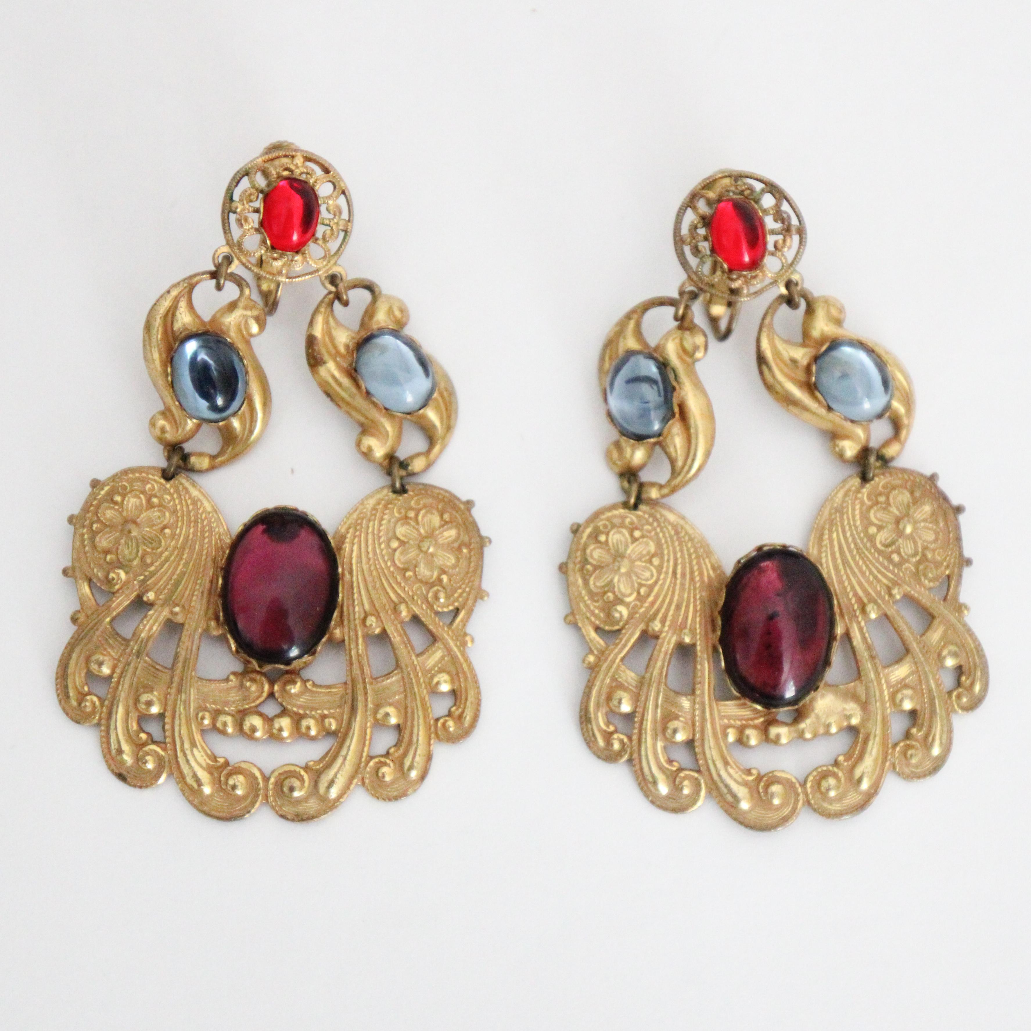 Pendientes de clip vintage de los años 60 Miriam Haskell Pendientes de cabujón de filigrana Haskell en Bueno estado para la venta en Cheltenham, GB