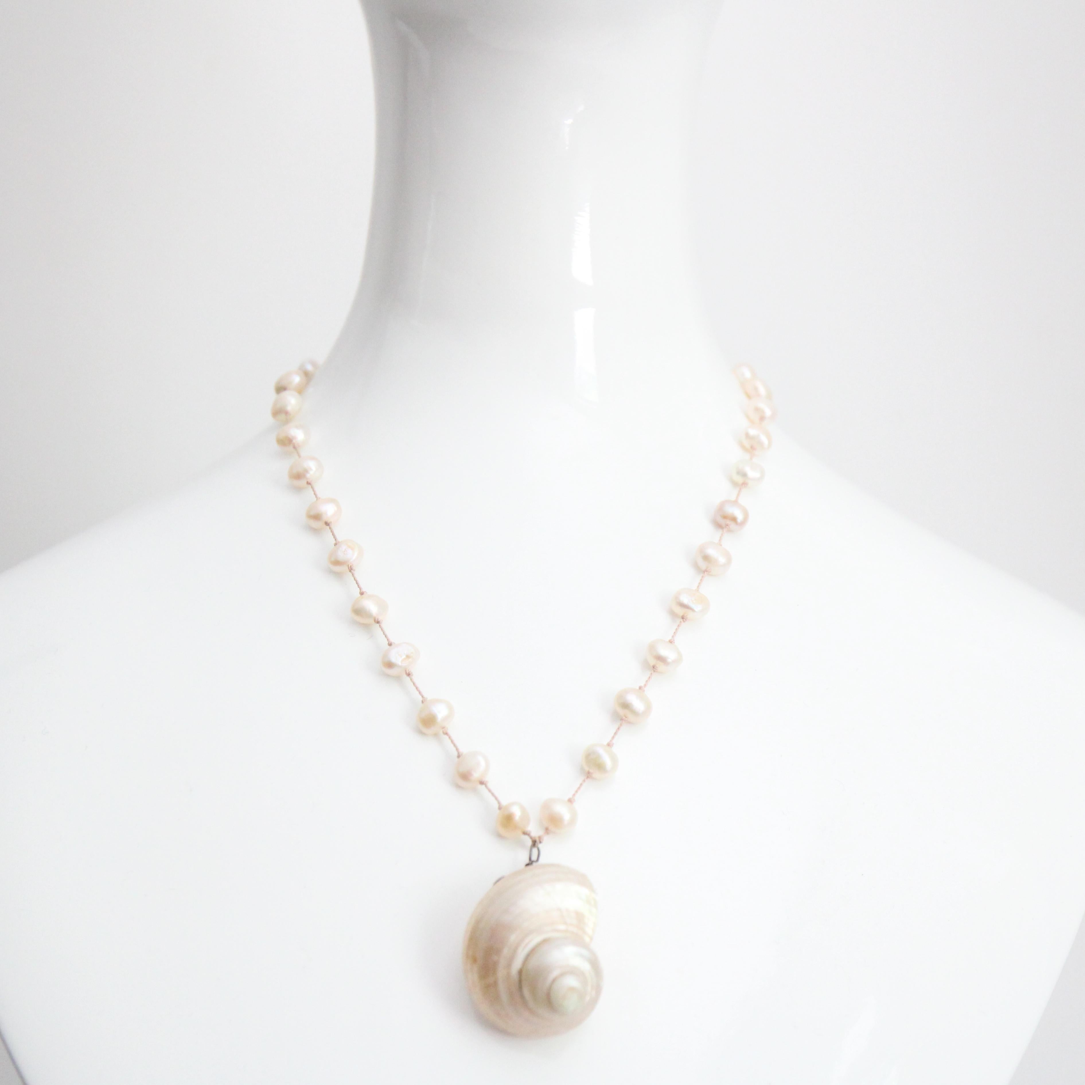 Art Déco Collana di perle vintage Collana di conchiglie filo di perle madreperla conchiglia in vendita