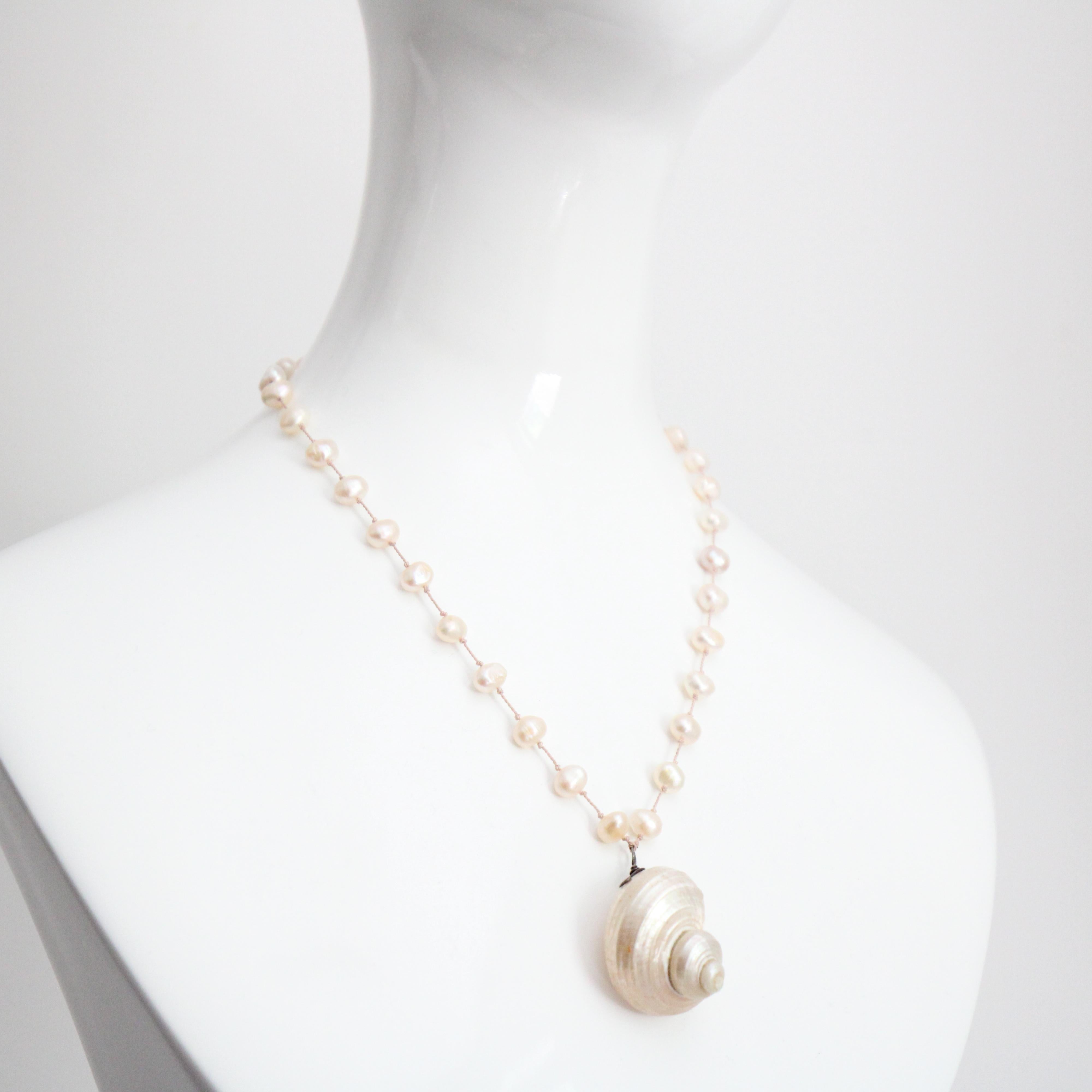 Collana di perle vintage Collana di conchiglie filo di perle madreperla conchiglia In condizioni buone in vendita a Cheltenham, GB