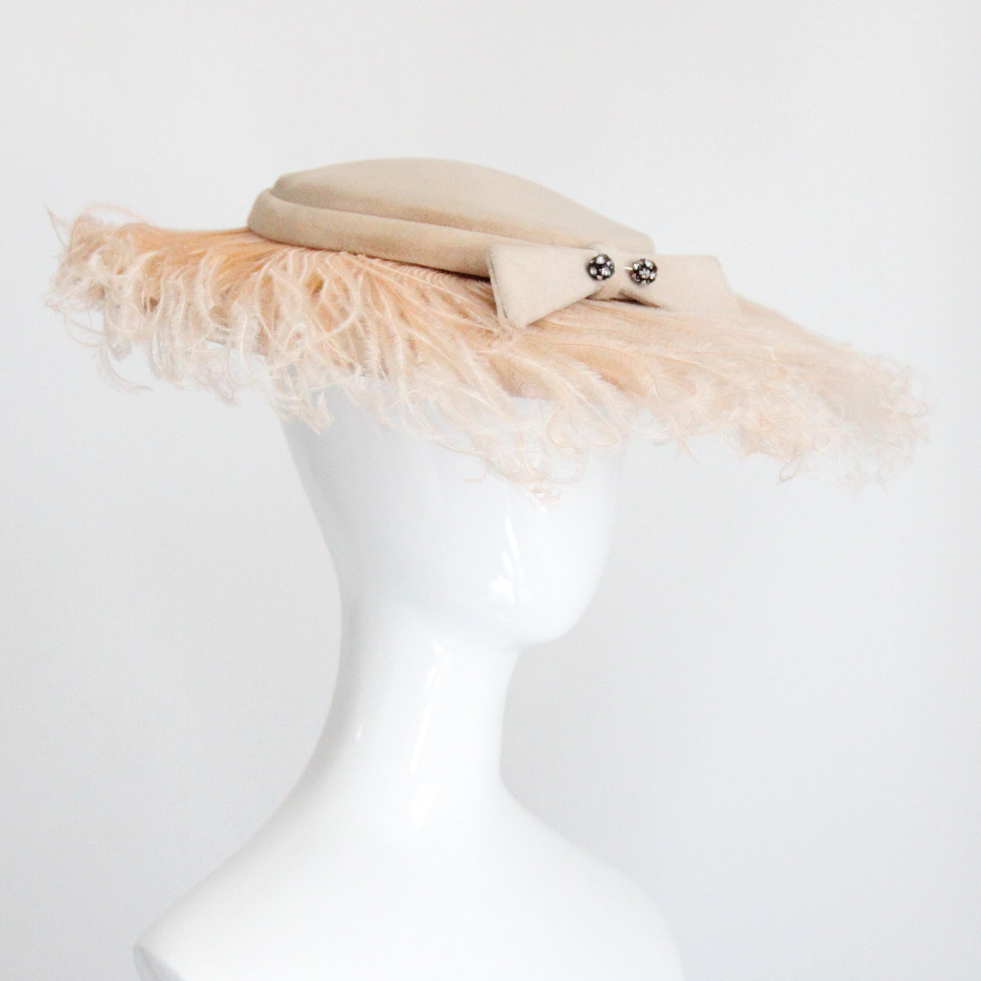 Cappello a tesa larga Blush anni '50 Cappello a piuma di struzzo in velluto Cappello anni '50 in vendita 1