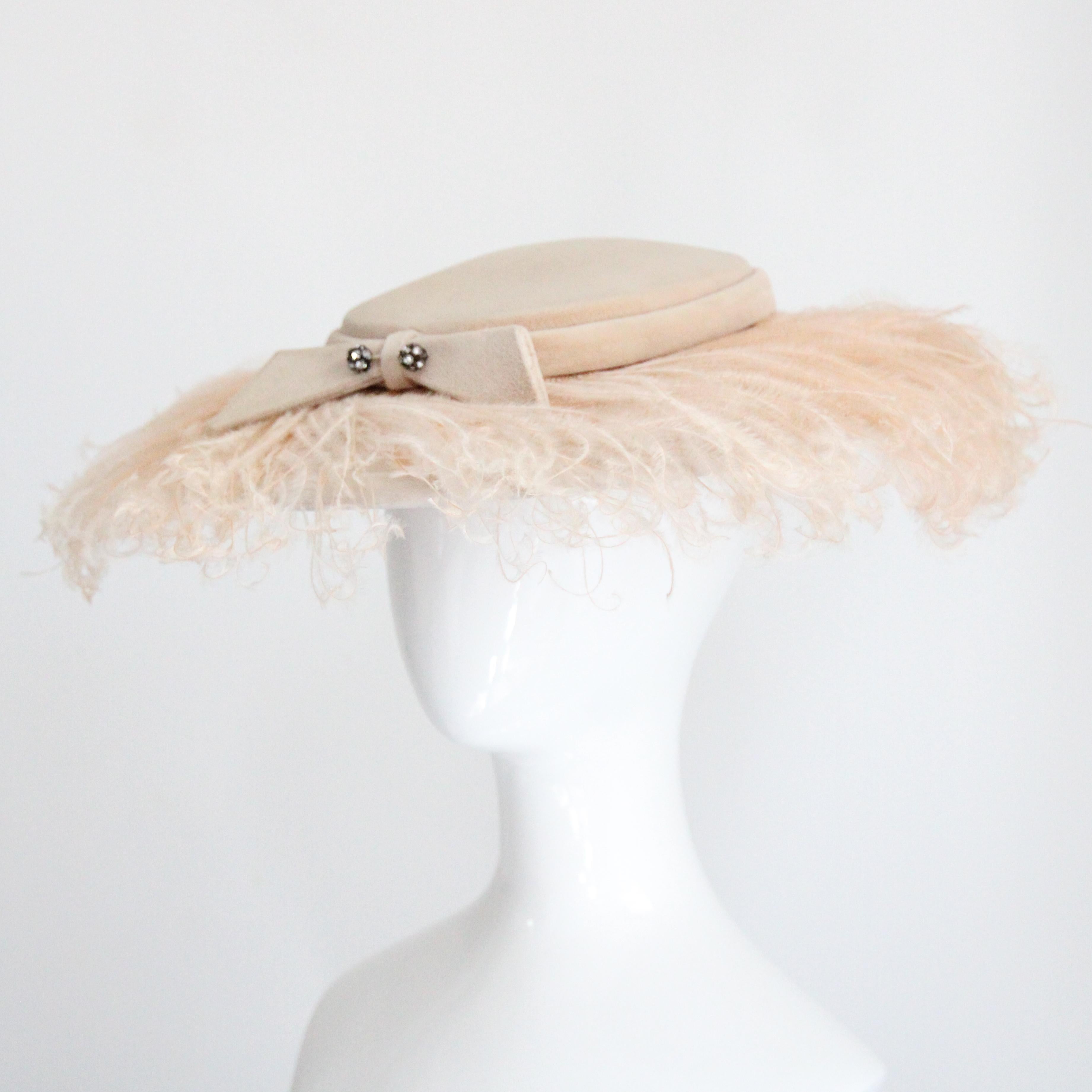 Cappello a tesa larga Blush anni '50 Cappello a piuma di struzzo in velluto Cappello anni '50 in vendita 2