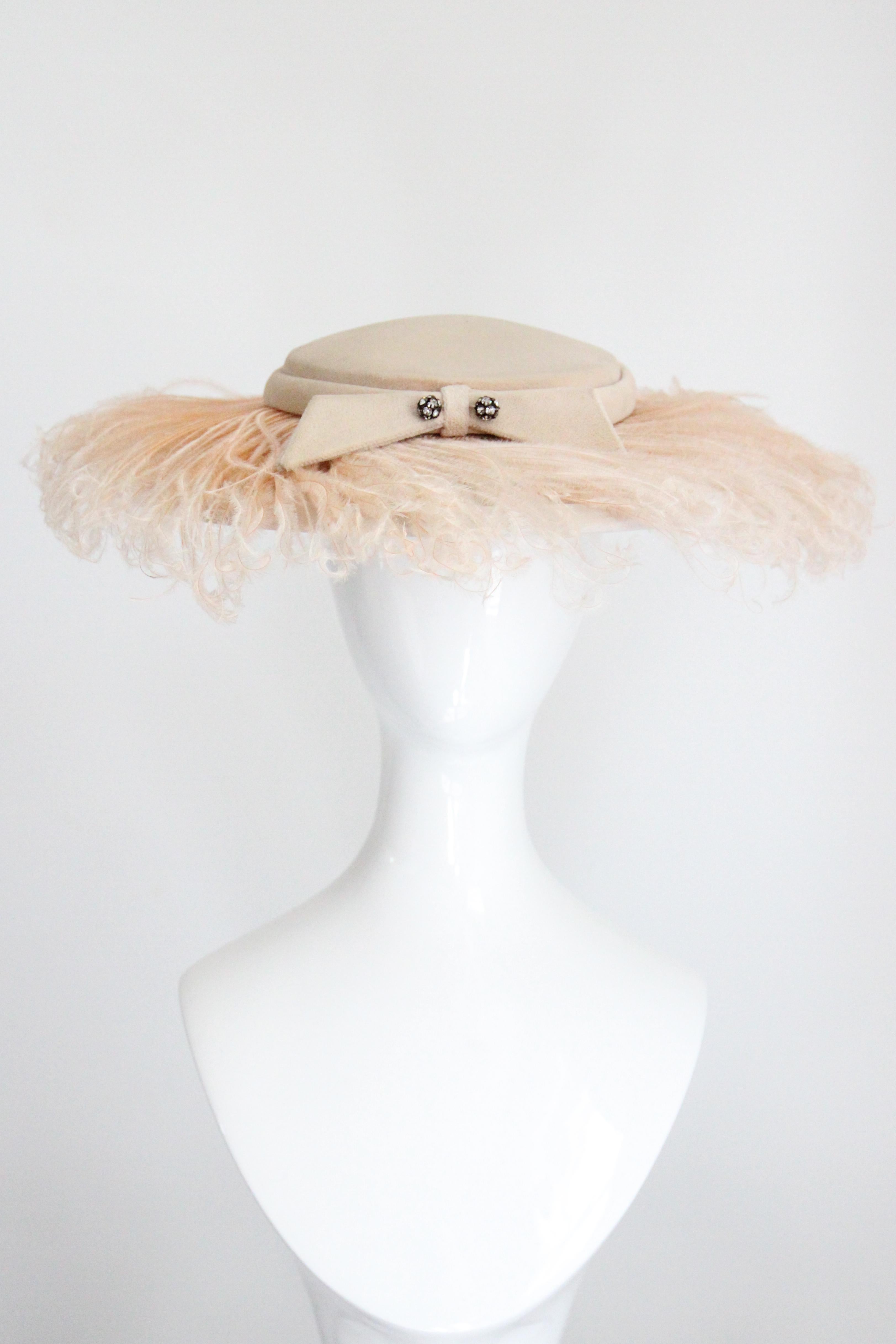 Beige Cappello a tesa larga Blush anni '50 Cappello a piuma di struzzo in velluto Cappello anni '50 in vendita