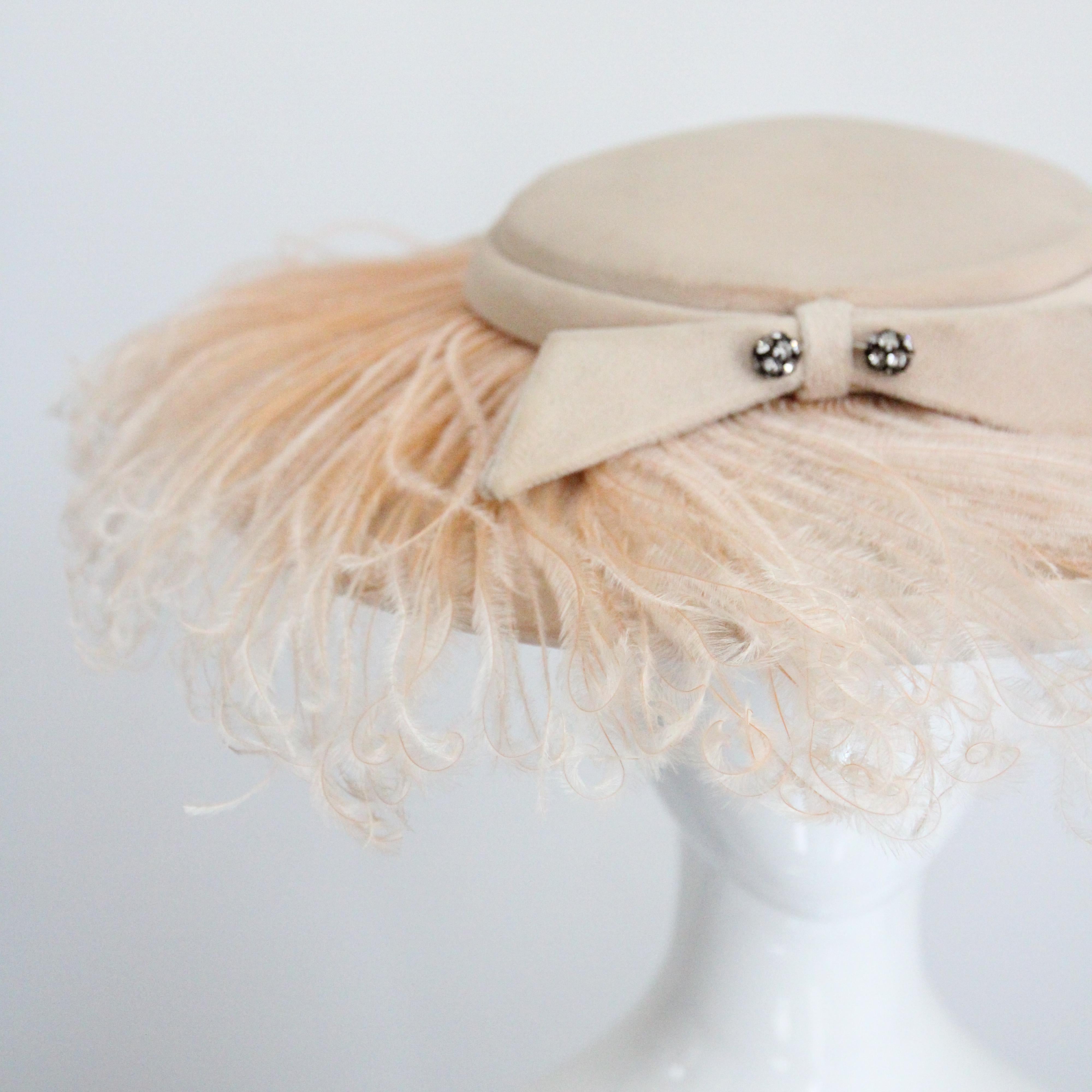 Donna Cappello a tesa larga Blush anni '50 Cappello a piuma di struzzo in velluto Cappello anni '50 in vendita