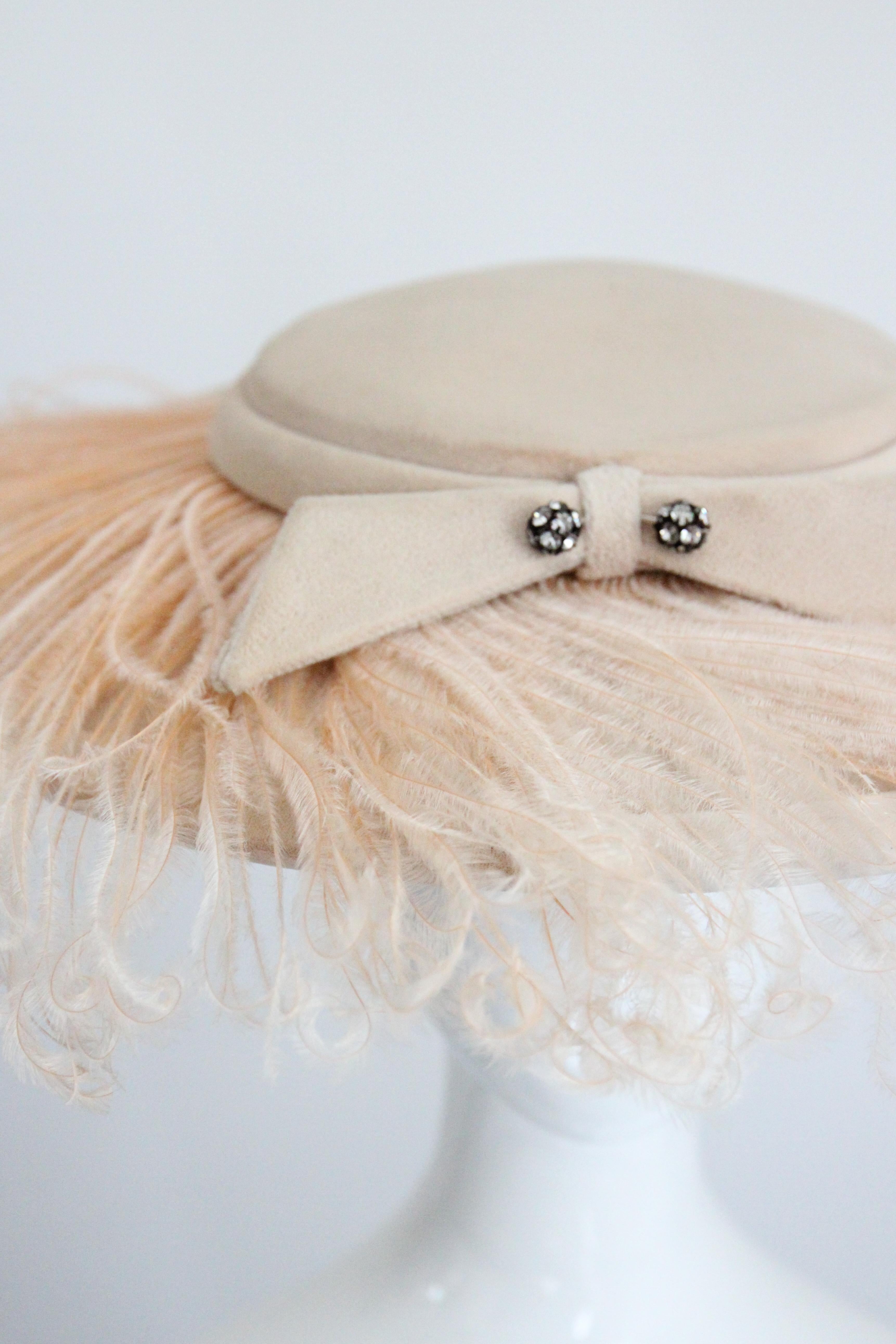 Cappello a tesa larga Blush anni '50 Cappello a piuma di struzzo in velluto Cappello anni '50 In condizioni buone in vendita a Cheltenham, GB