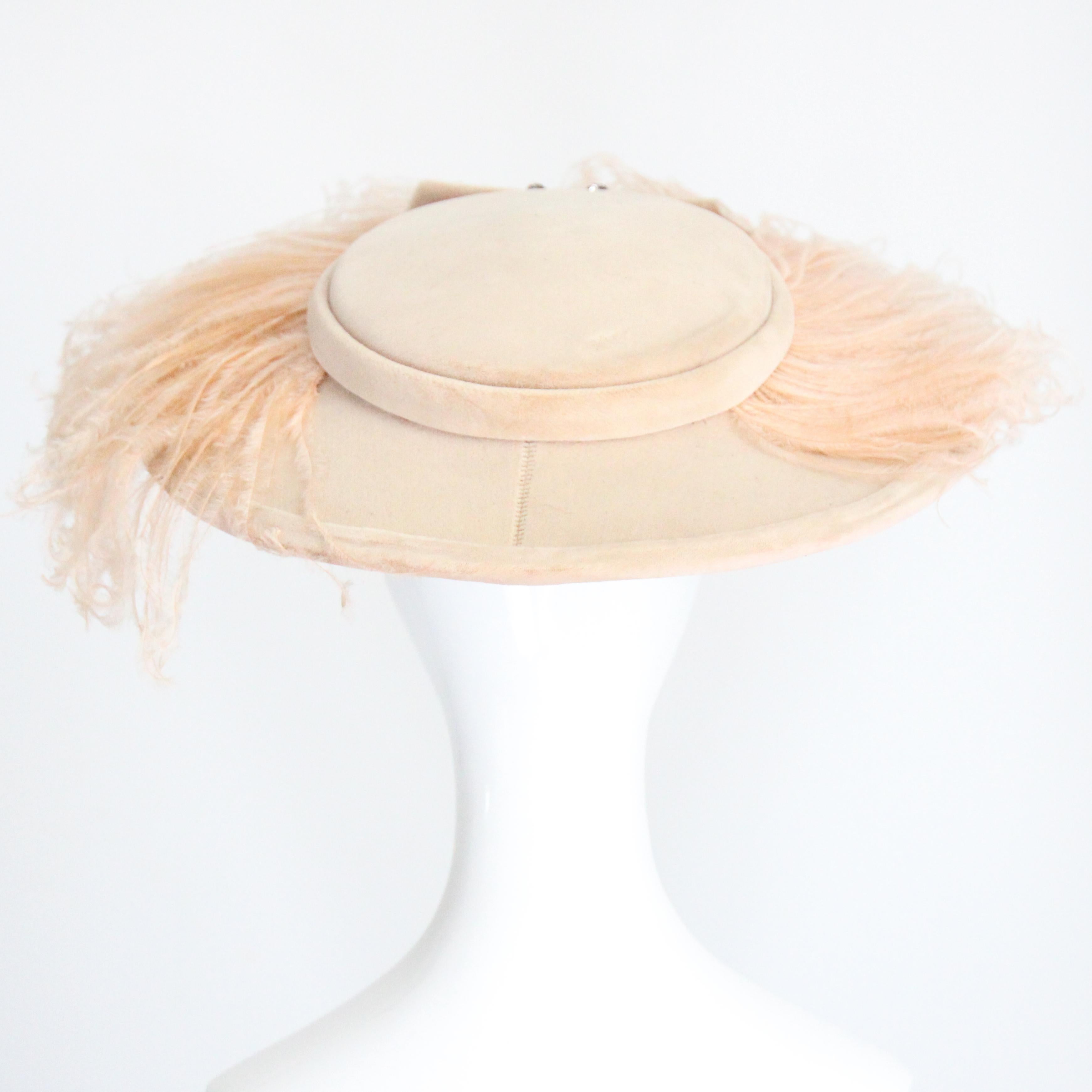 Cappello a tesa larga Blush anni '50 Cappello a piuma di struzzo in velluto Cappello anni '50 in vendita 3