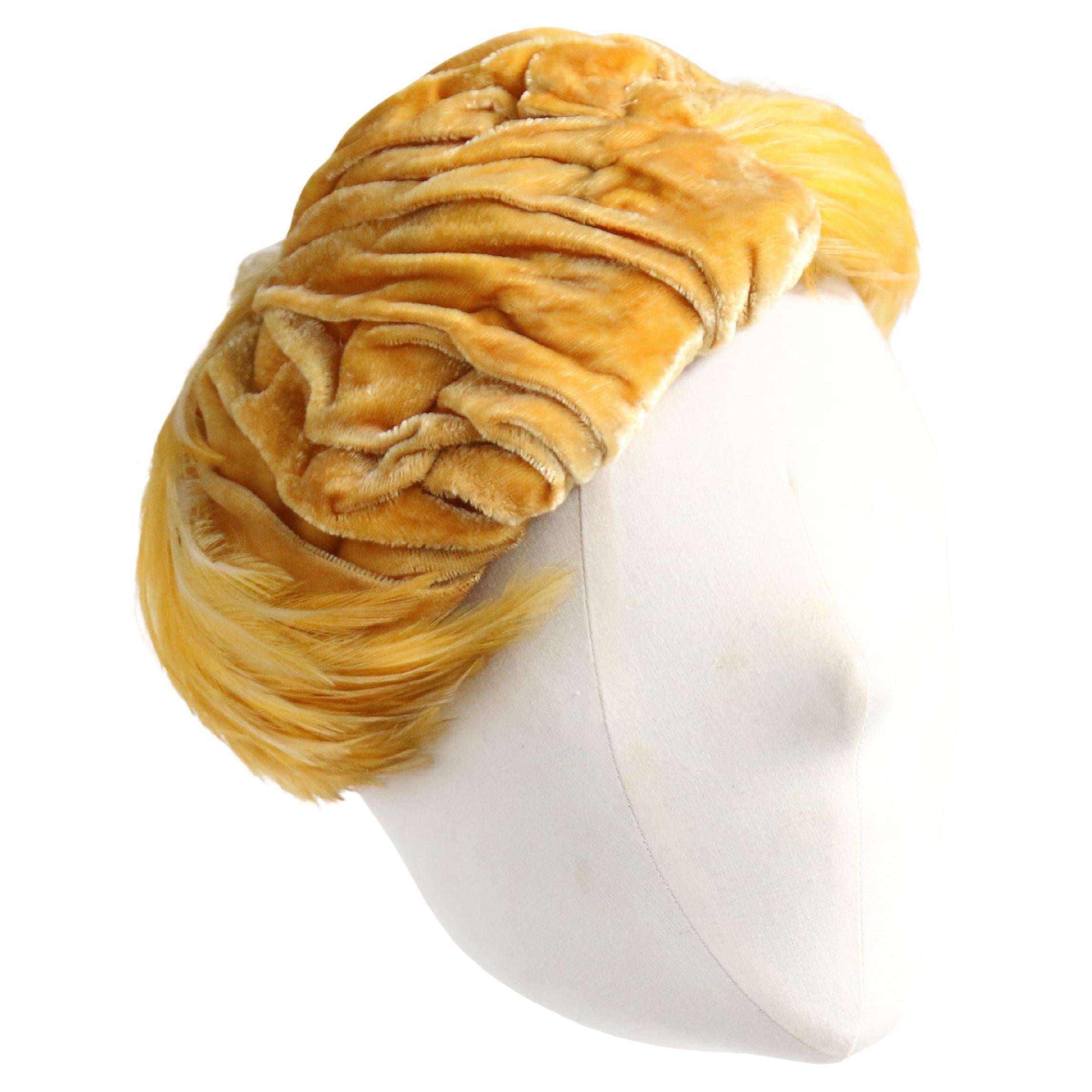 Cappello in velluto giallo vintage degli anni '40 in velluto plissettato e piume percher in vendita