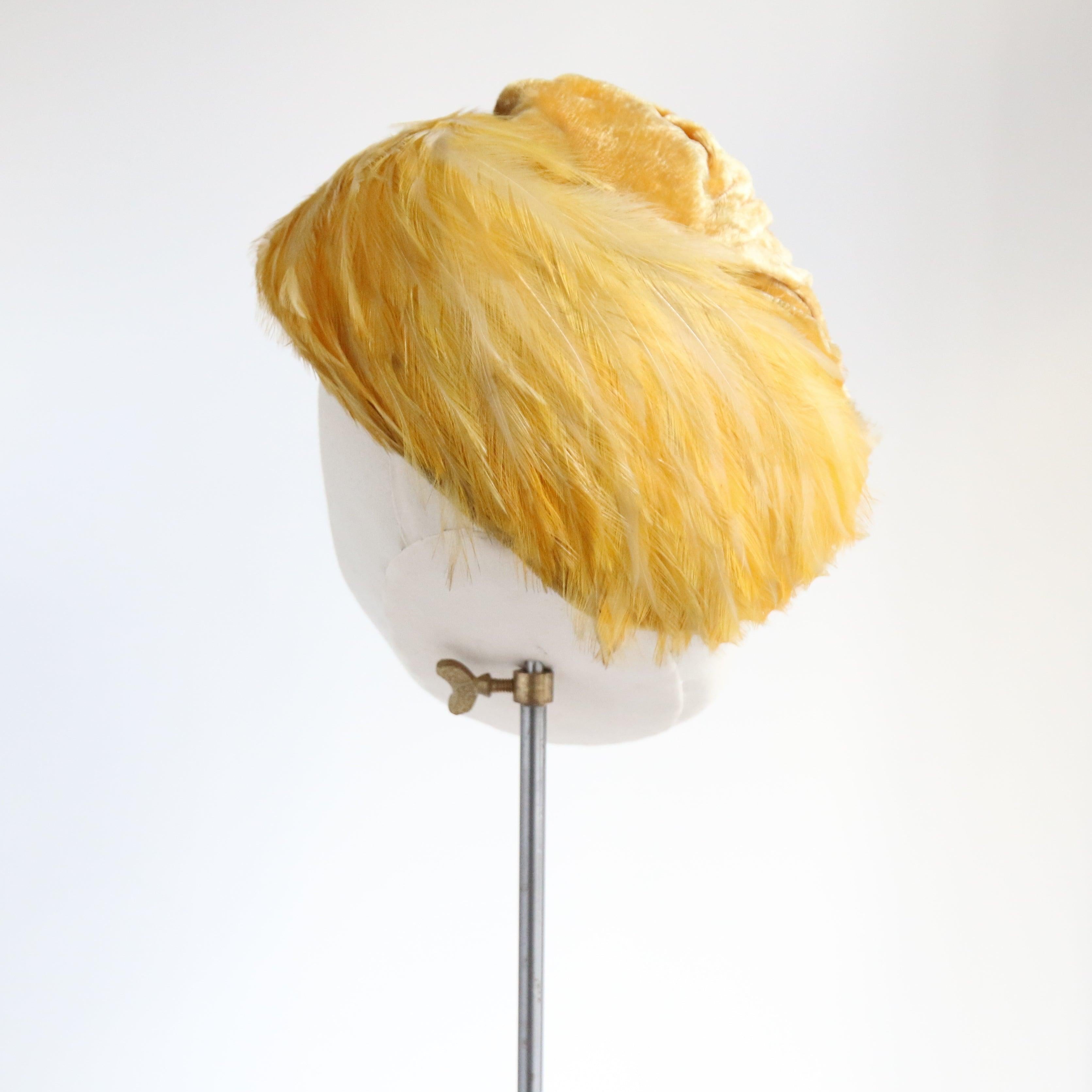 Cappello in velluto giallo vintage degli anni '40 in velluto plissettato e piume percher In condizioni buone in vendita a Cheltenham, GB