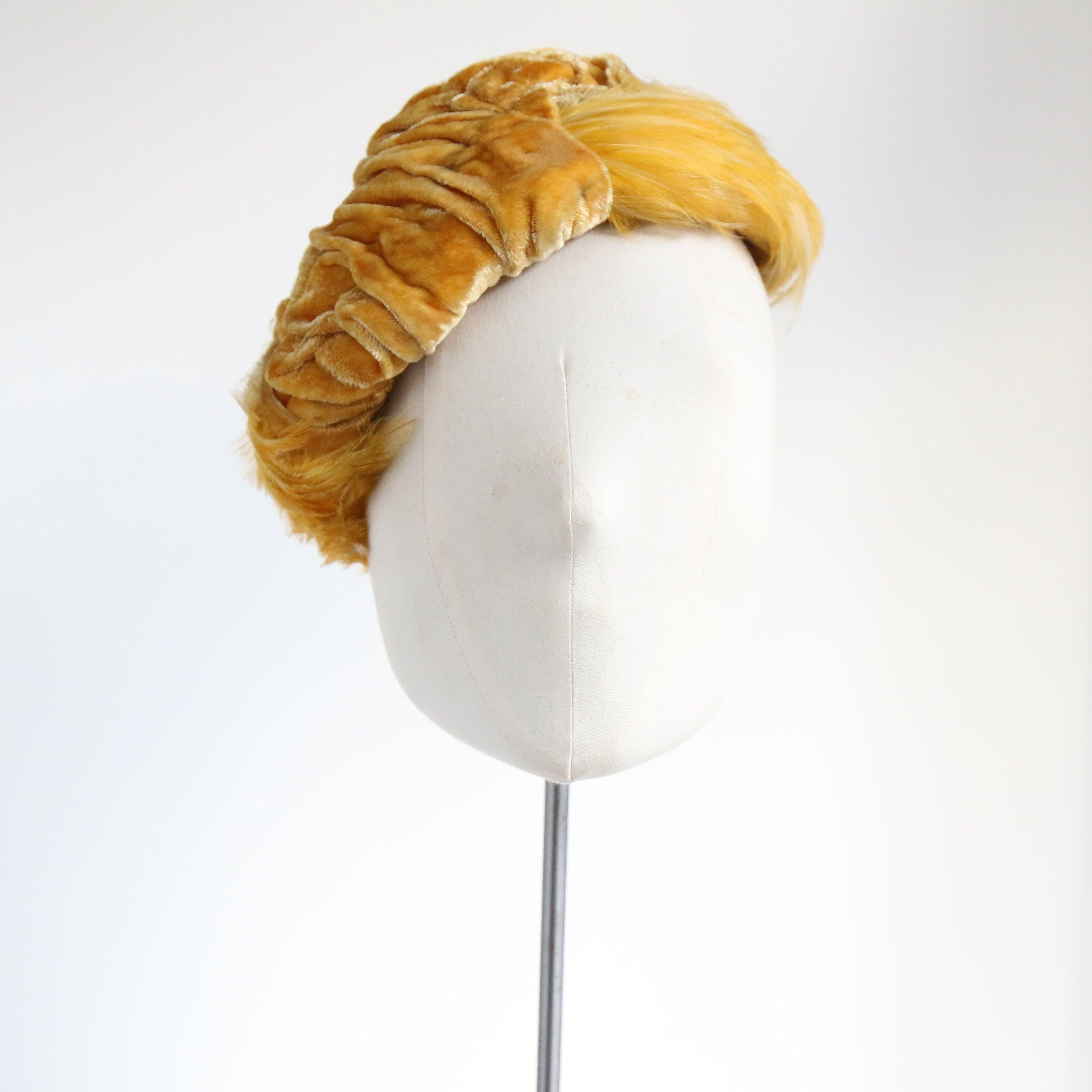 Cappello in velluto giallo vintage degli anni '40 in velluto plissettato e piume percher in vendita 1