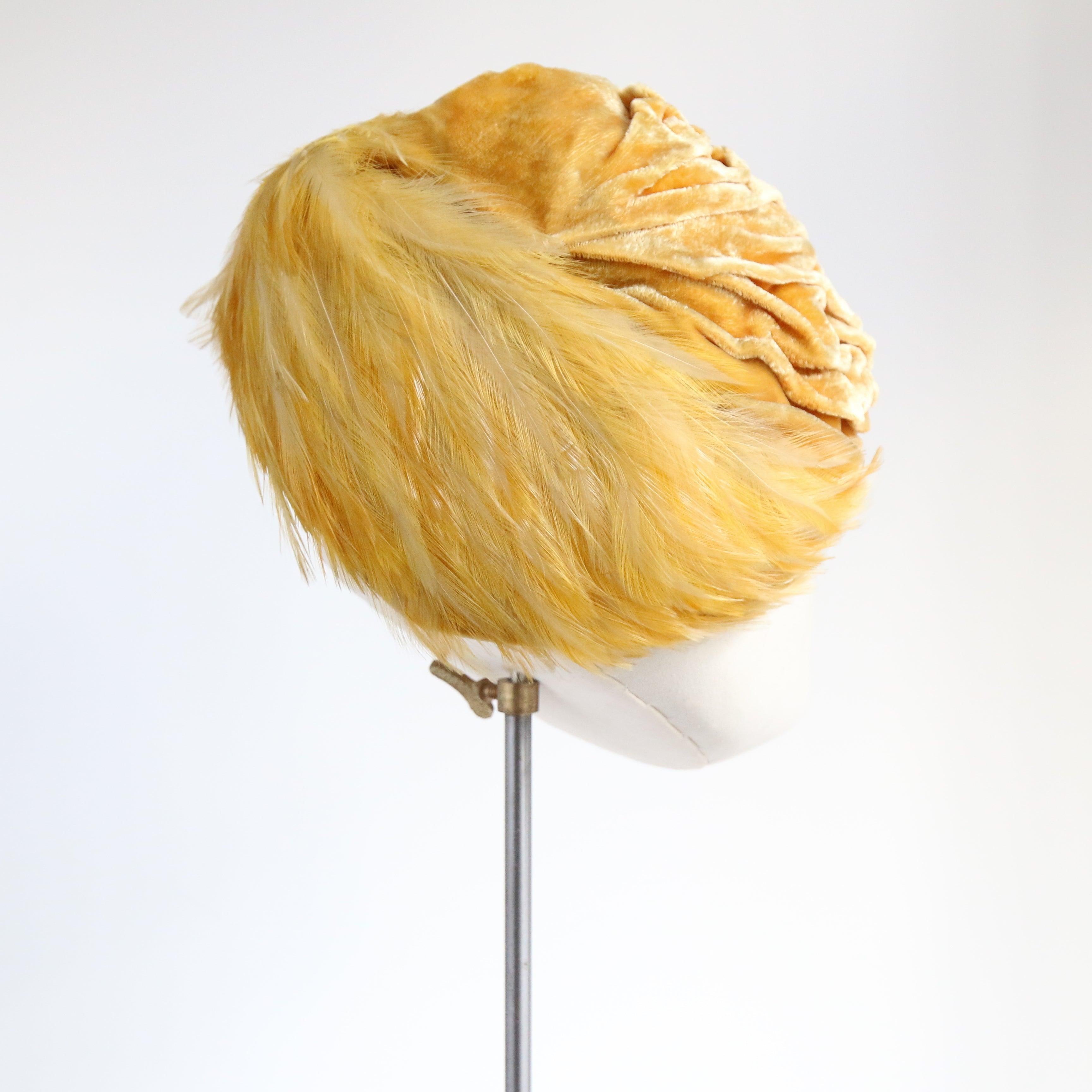 Giallo Cappello in velluto giallo vintage degli anni '40 in velluto plissettato e piume percher in vendita