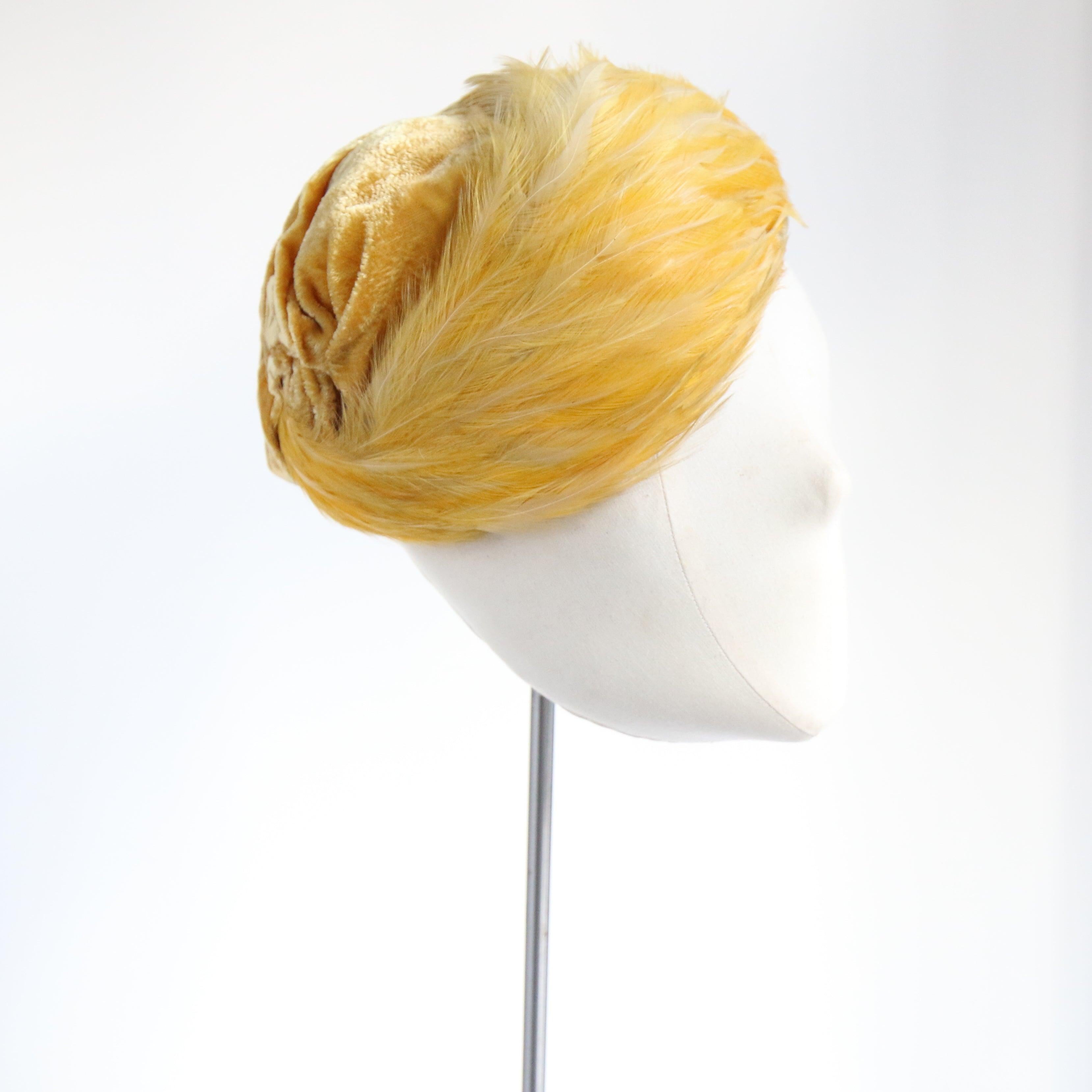 Cappello in velluto giallo vintage degli anni '40 in velluto plissettato e piume percher in vendita 2