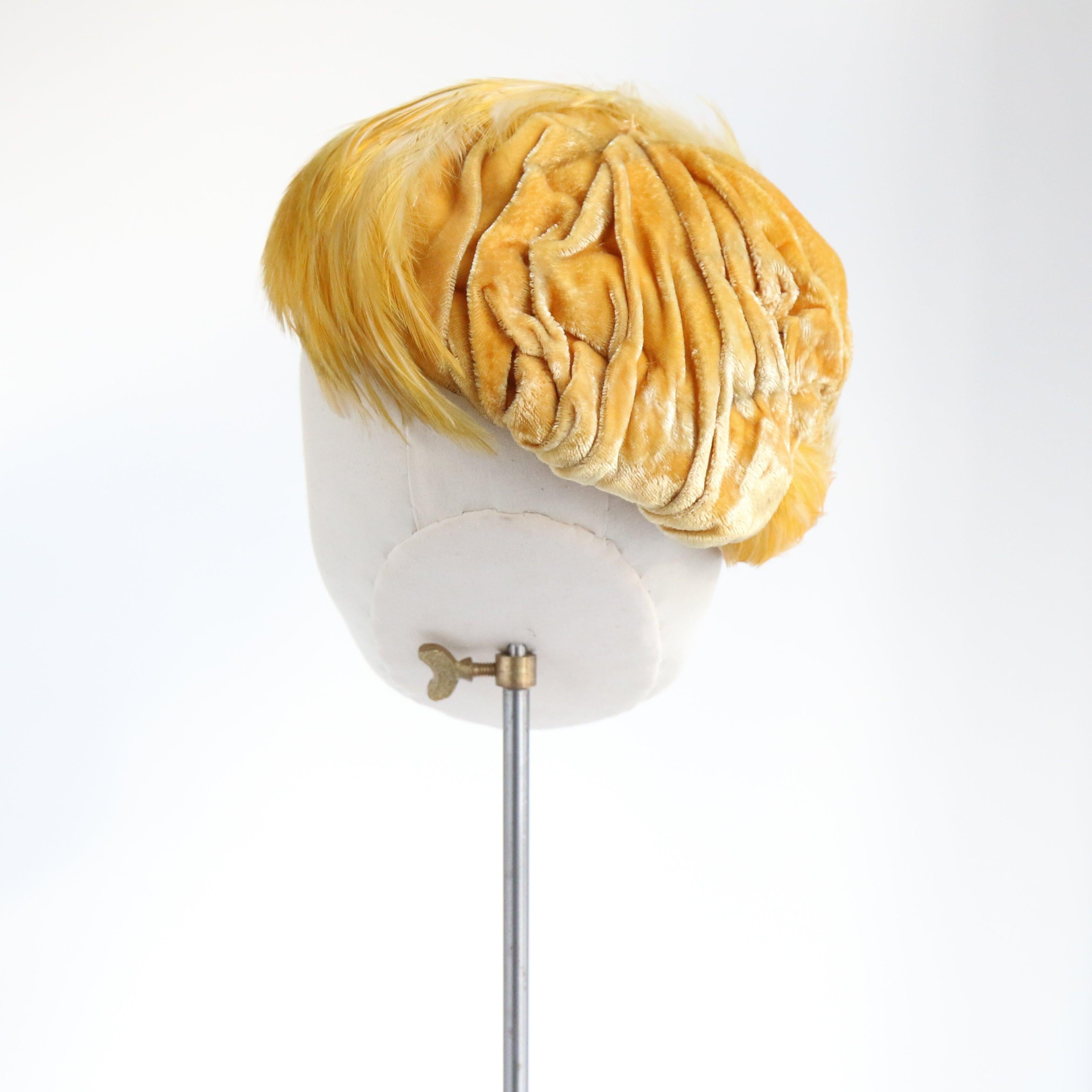 Cappello in velluto giallo vintage degli anni '40 in velluto plissettato e piume percher in vendita 4