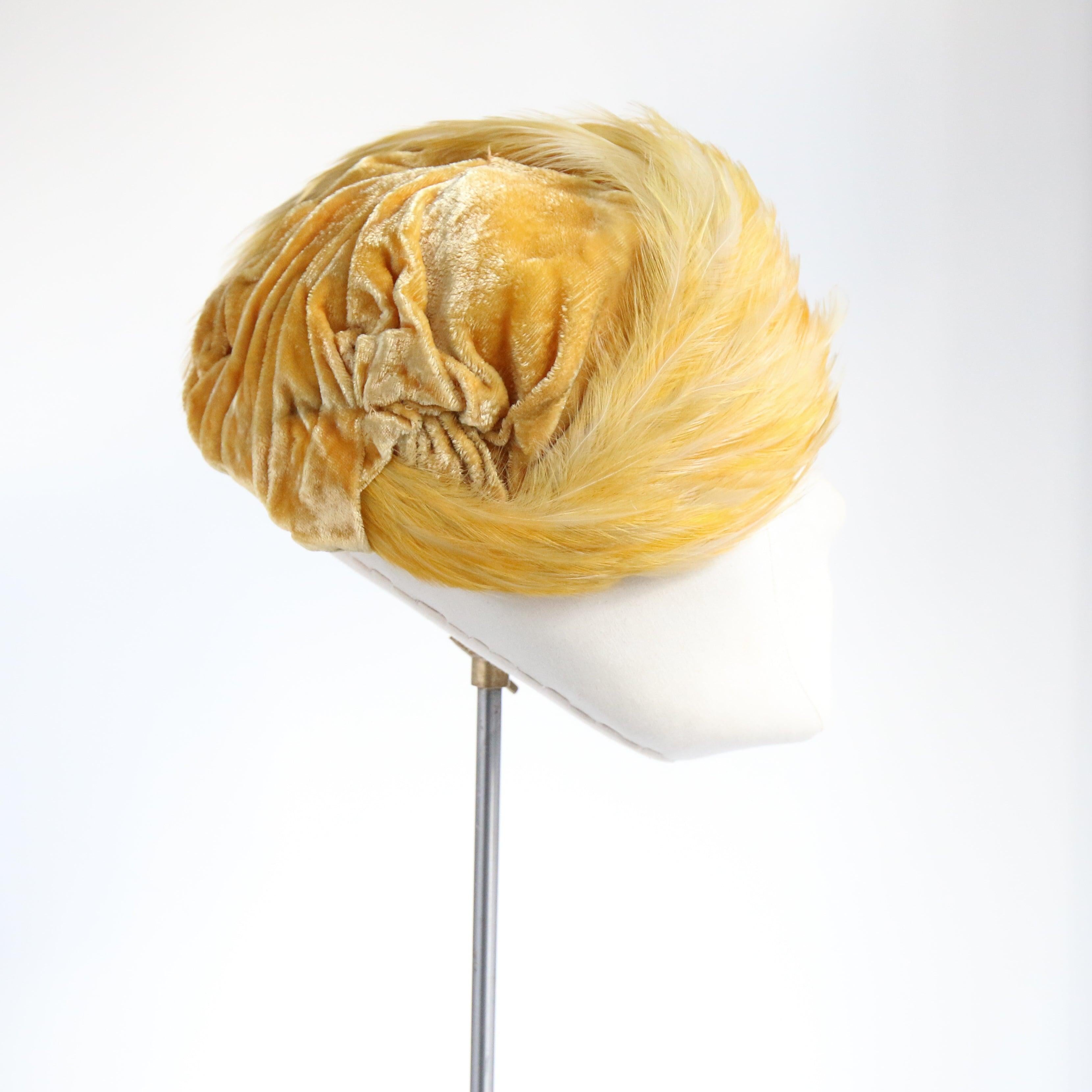 Cappello in velluto giallo vintage degli anni '40 in velluto plissettato e piume percher in vendita 3