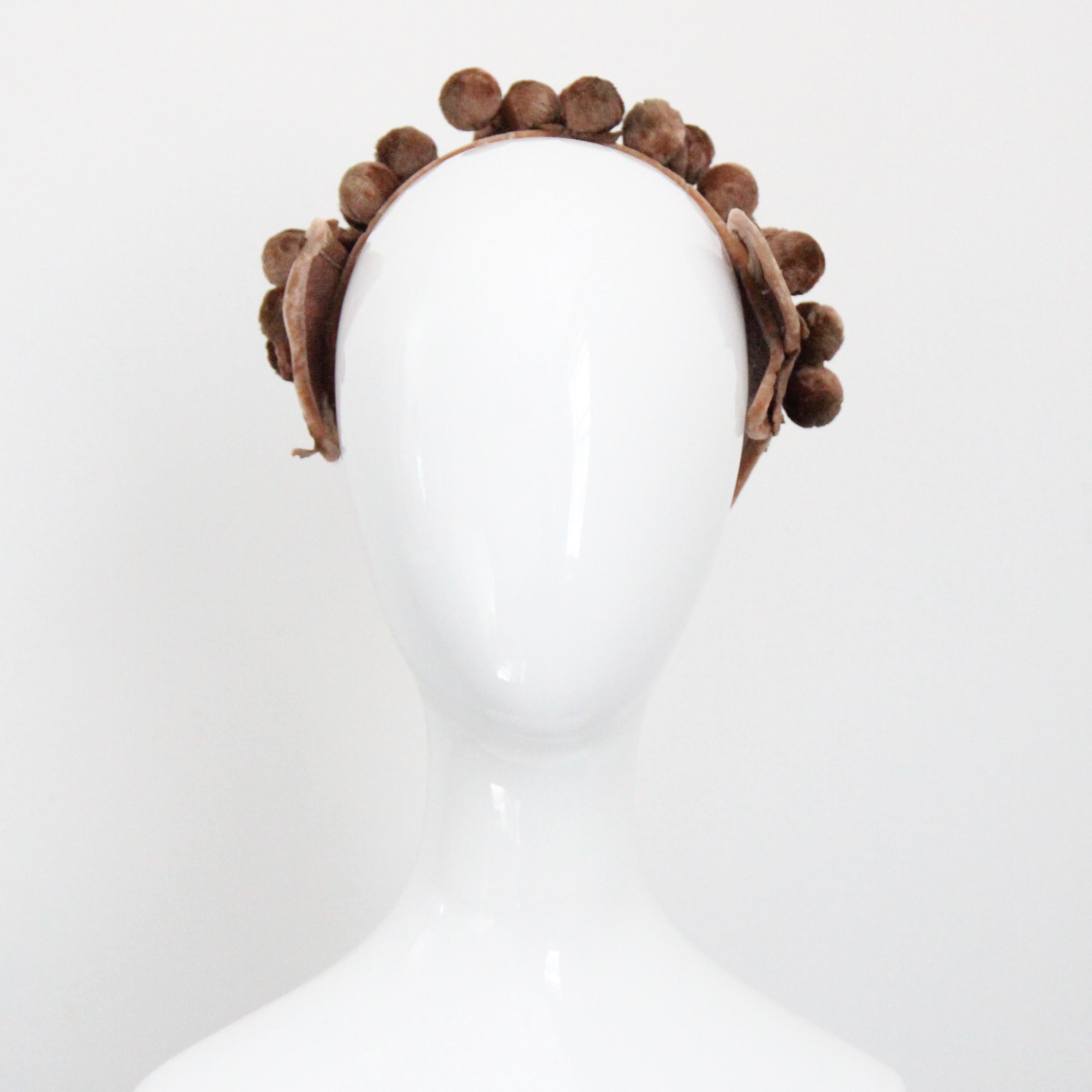 Questo bellissimo cappello a fascia in velluto anni '50, nella più sontuosa tonalità di velluto marrone acero, decorato con foglie di velluto applicate e noci di velluto cablate, è il tocco finale perfetto per il tuo abbigliamento. 

La struttura in