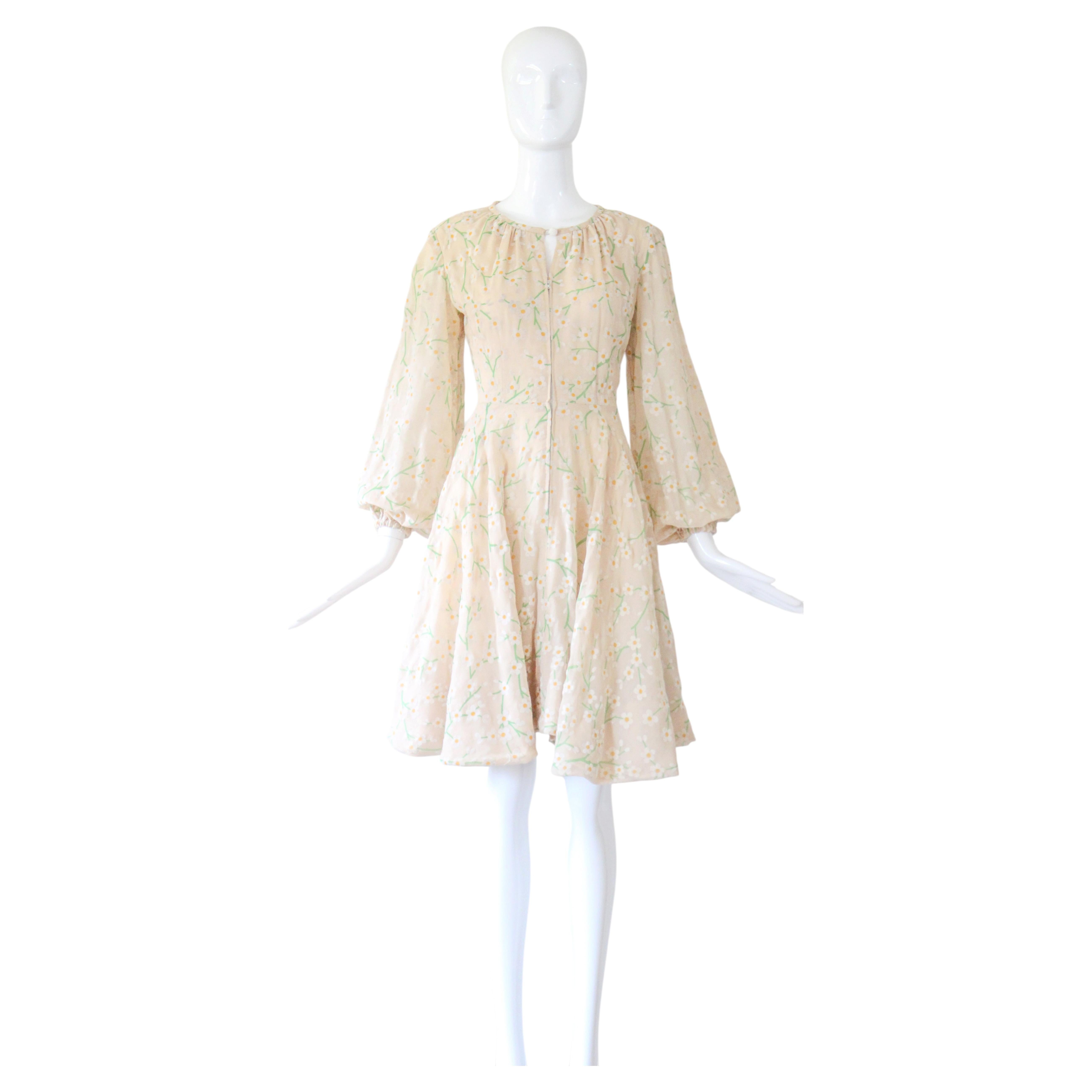 Abito vintage degli anni '60 in cotone con stampa a margherite e maniche a campana, taglia US 6 / UK 10