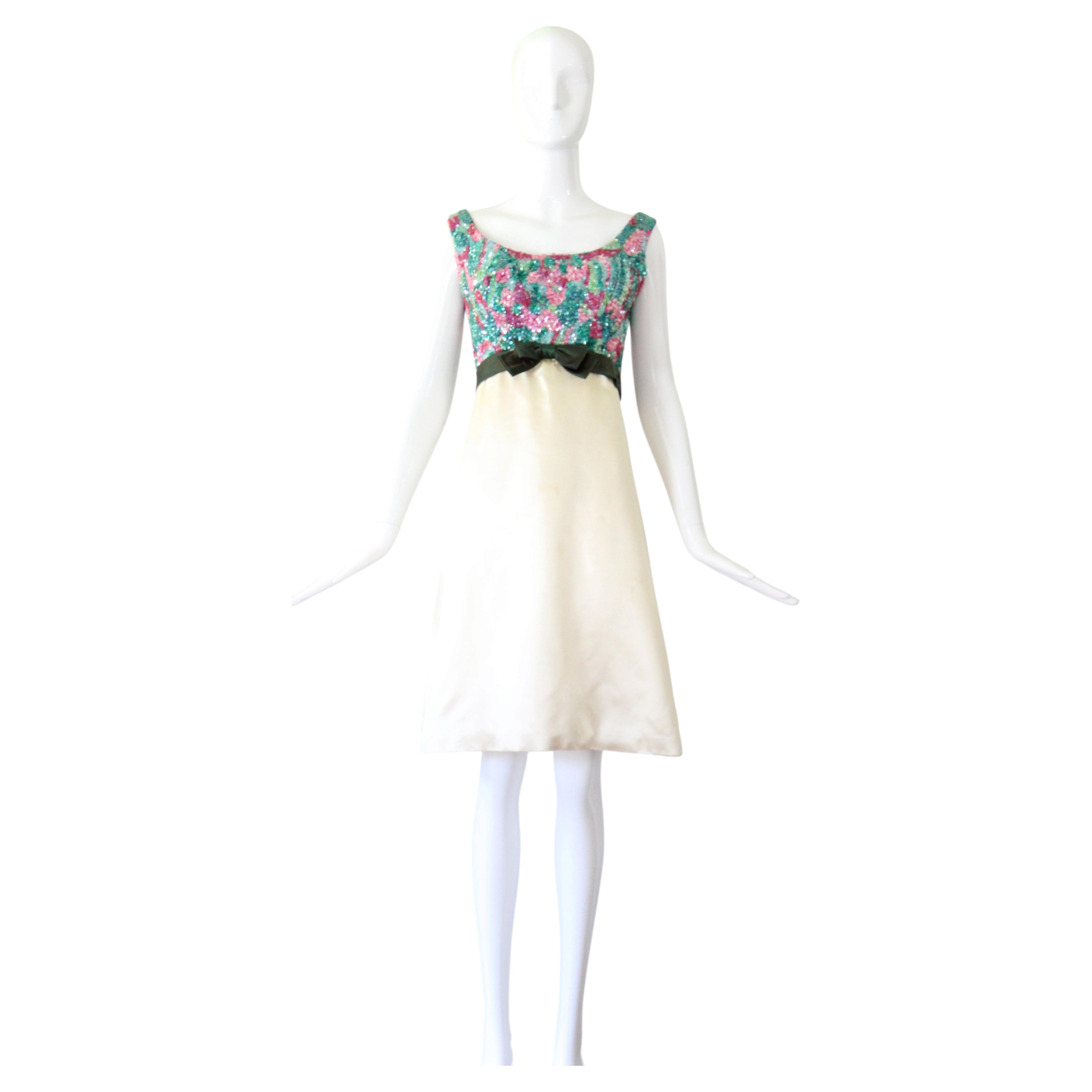 Vintage-Cocktailkleid aus cremefarbenem Satin und Pailletten aus den 1960er Jahren, US-Größe 6, UK-Größe 10