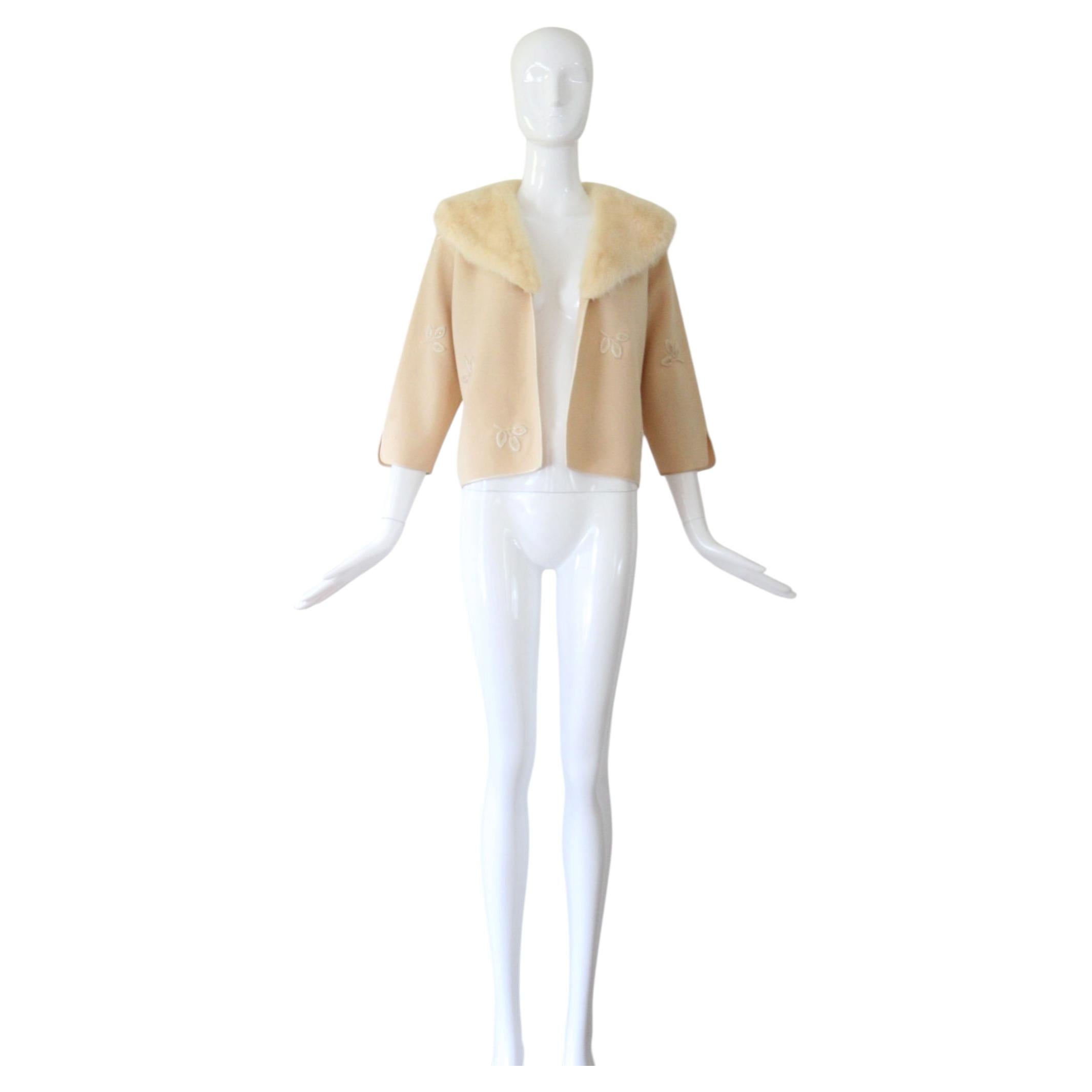 Vintage-Strickjacke aus den 1950er Jahren, cremefarbene Wolle, bestickt, Monk-Kragen, US 6–8, UK 10–12