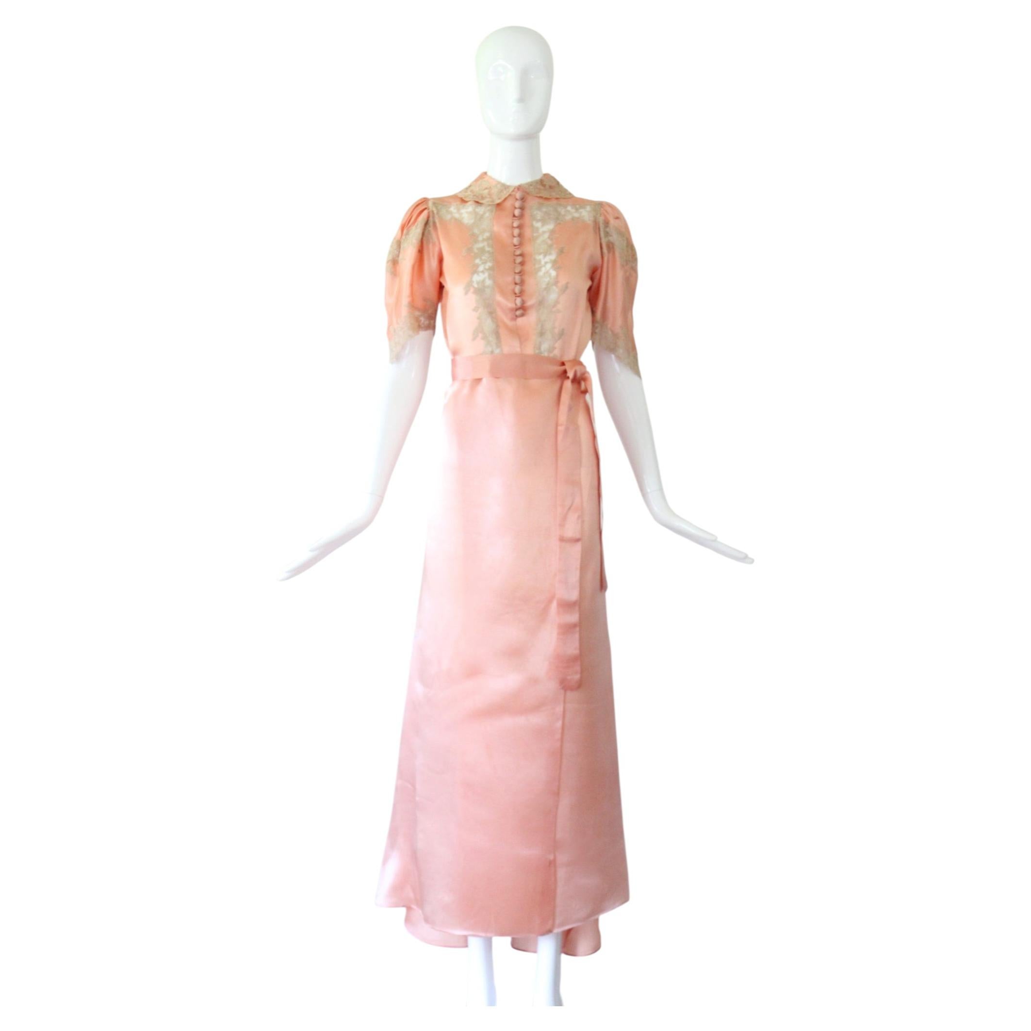 Robe de lingerie vintage des années 1930 en dentelle florale taupe et soie « speech », taille UK 8-10 / US 4-6