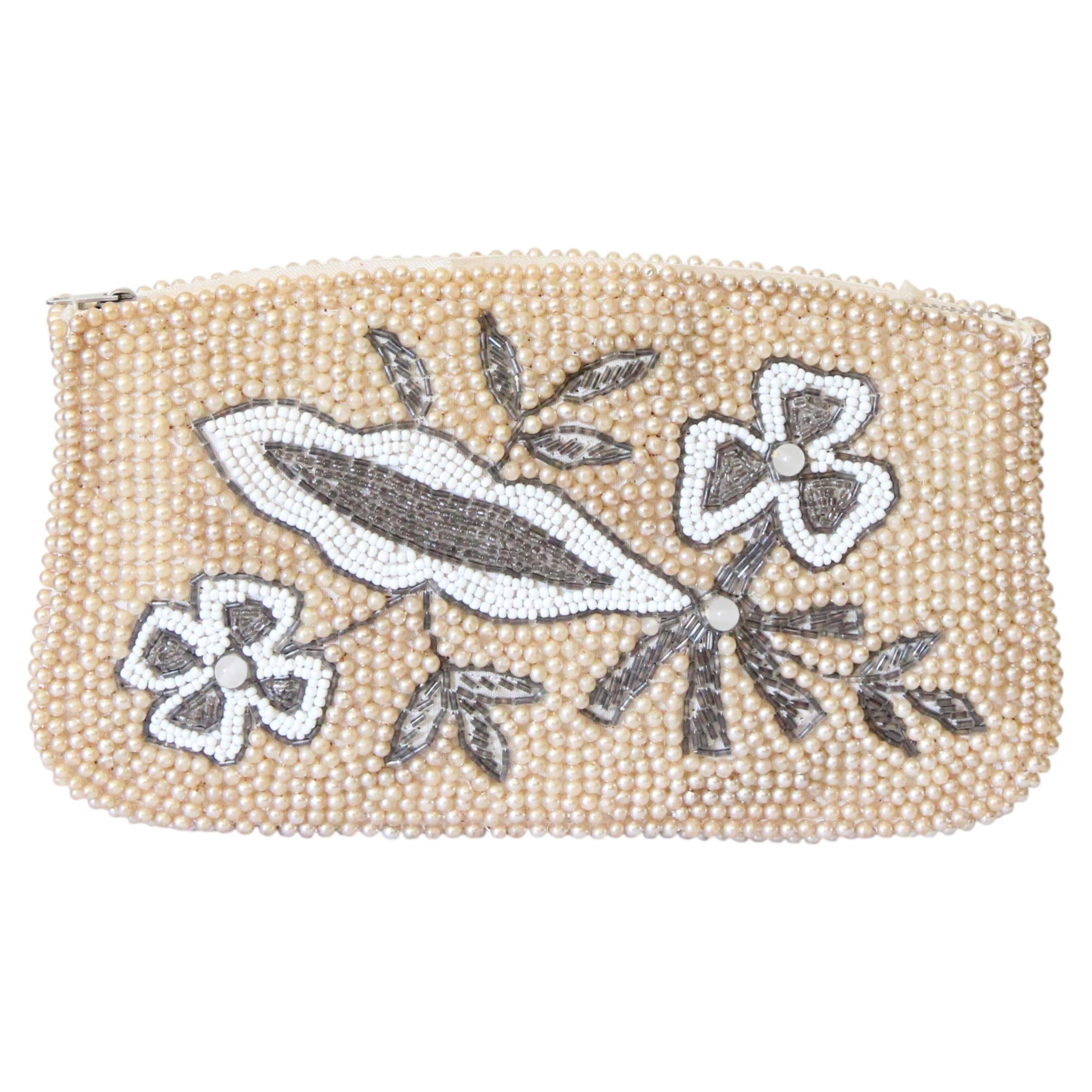 Pochette de soirée de mariée vintage des années 1950, ornée de perles et de motifs floraux en vente