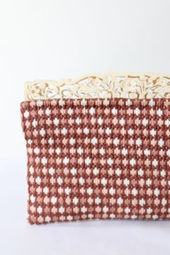 Vintage-Clutch aus den 1930er Jahren, bestickt, mit geschnitztem Rahmen aus Rindsleder