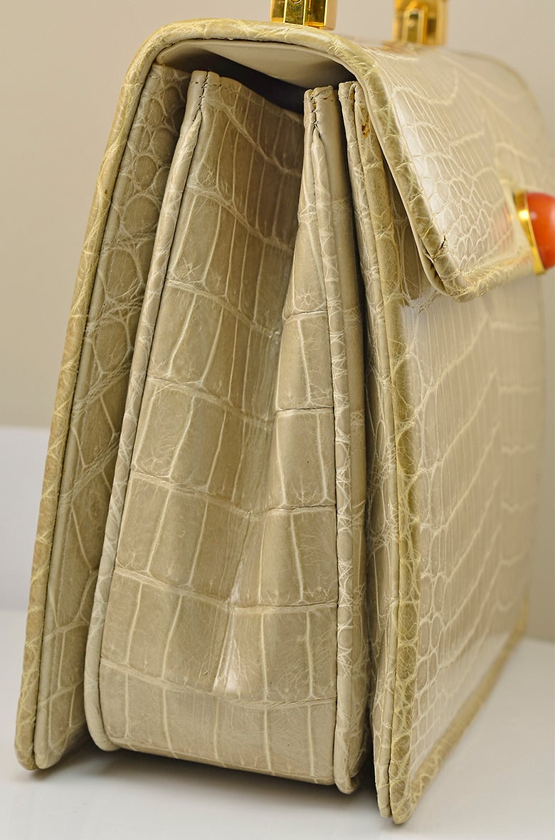 Fabulous Vintage Nettie Rosenstein Crocodile and Bakelite Handbag In Excellent Condition In Teaneck, NJ