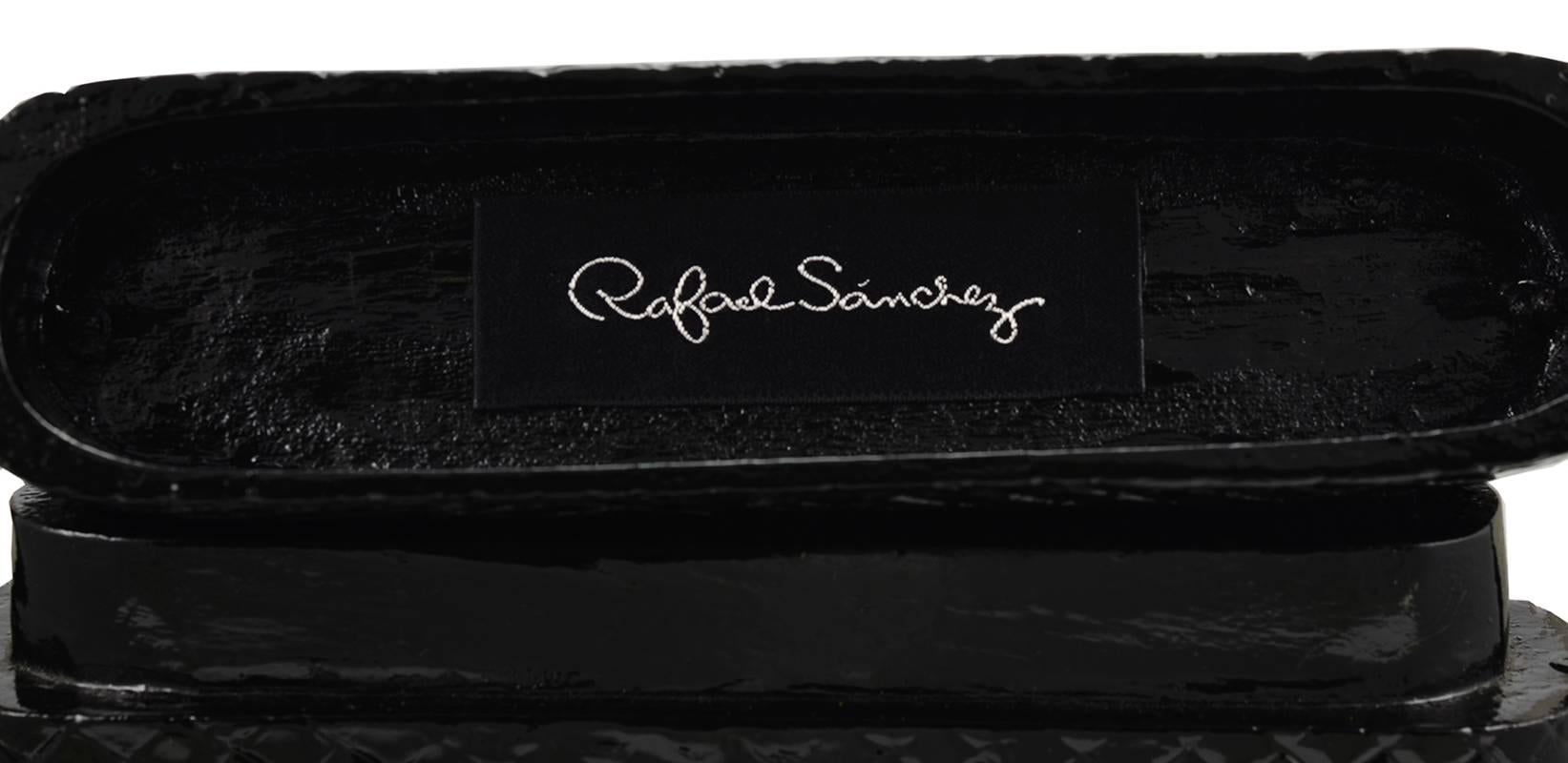 Great Raphael Sanchez Carved Wood Clutch In Excellent Condition For Sale In Teaneck, NJ