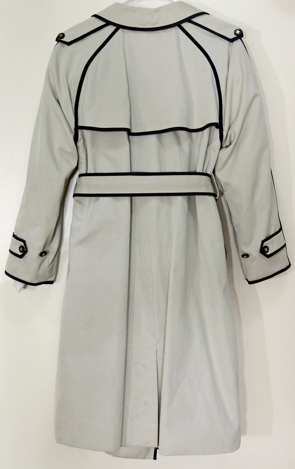 Classic Gorgeous Chanel Raincoat In Excellent Condition In Teaneck, NJ