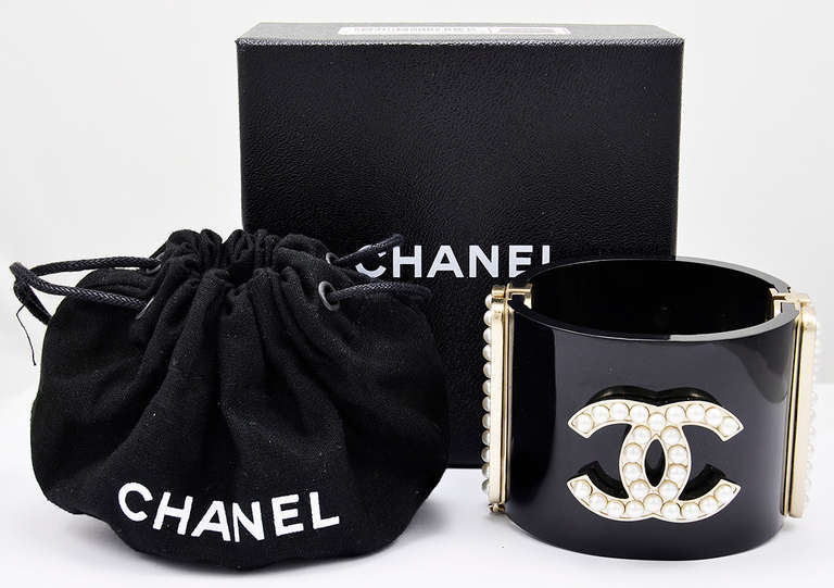 New with tags and original box and pouch...2014 Chanel iconic gold/pearl CC cuff, Karl Lagerfeld's Global Domination Collection. Highlight of the 2014 Runway Collection.

We are happy to answer any questions you may have, just ask.