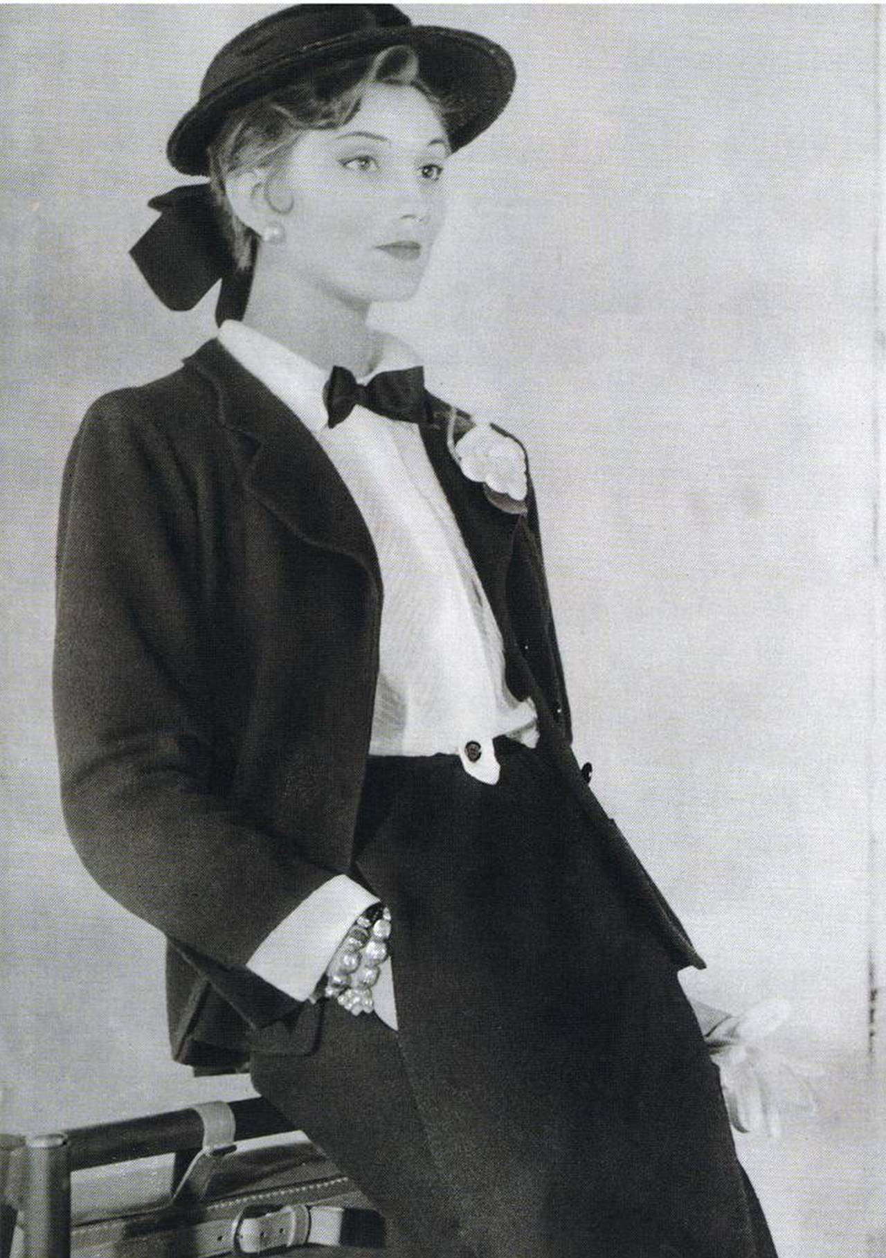 Important 1984 Chanel Black Silk Bow Belt From Lagerfeld's First Collection For Sale 5
